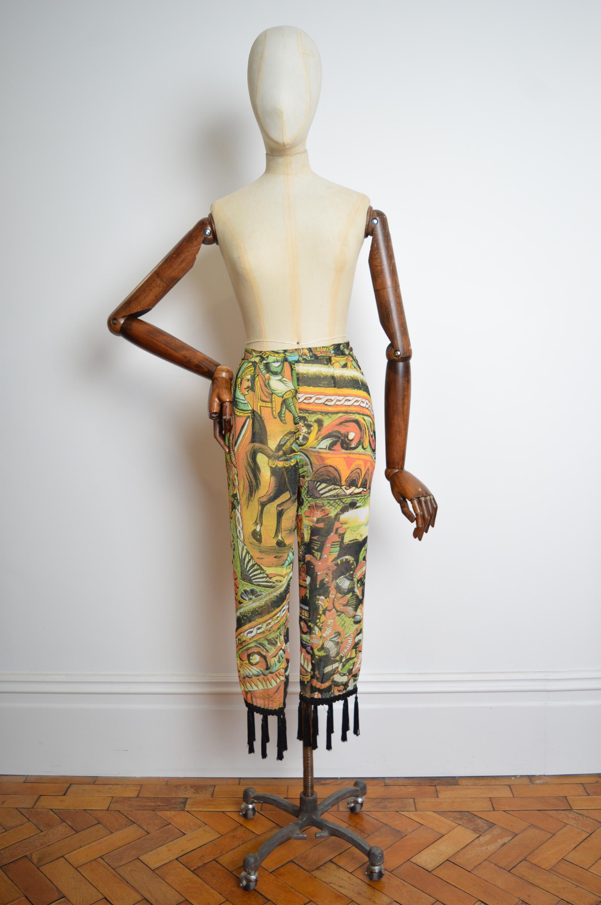 Splendidi capri primavera/estate 1992 di Dolce & Gabbana con stampa trasparente e rifiniture in nappe. Come visto in passerella indossato da Yasmeen Ghauri.
Caratteristiche: vita alta / texture velata / zip nascosta sul lato.
Taglia: UK 8
Vita: