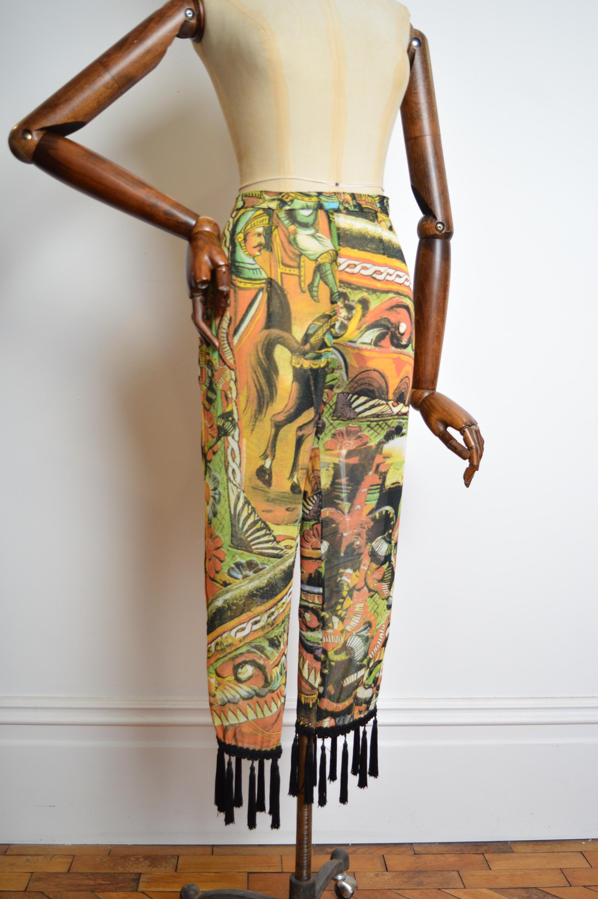 Donna P/E 1992 Dolce & Gabbana - Pantaloni 3/4 con motivi colorati e nappe in vendita