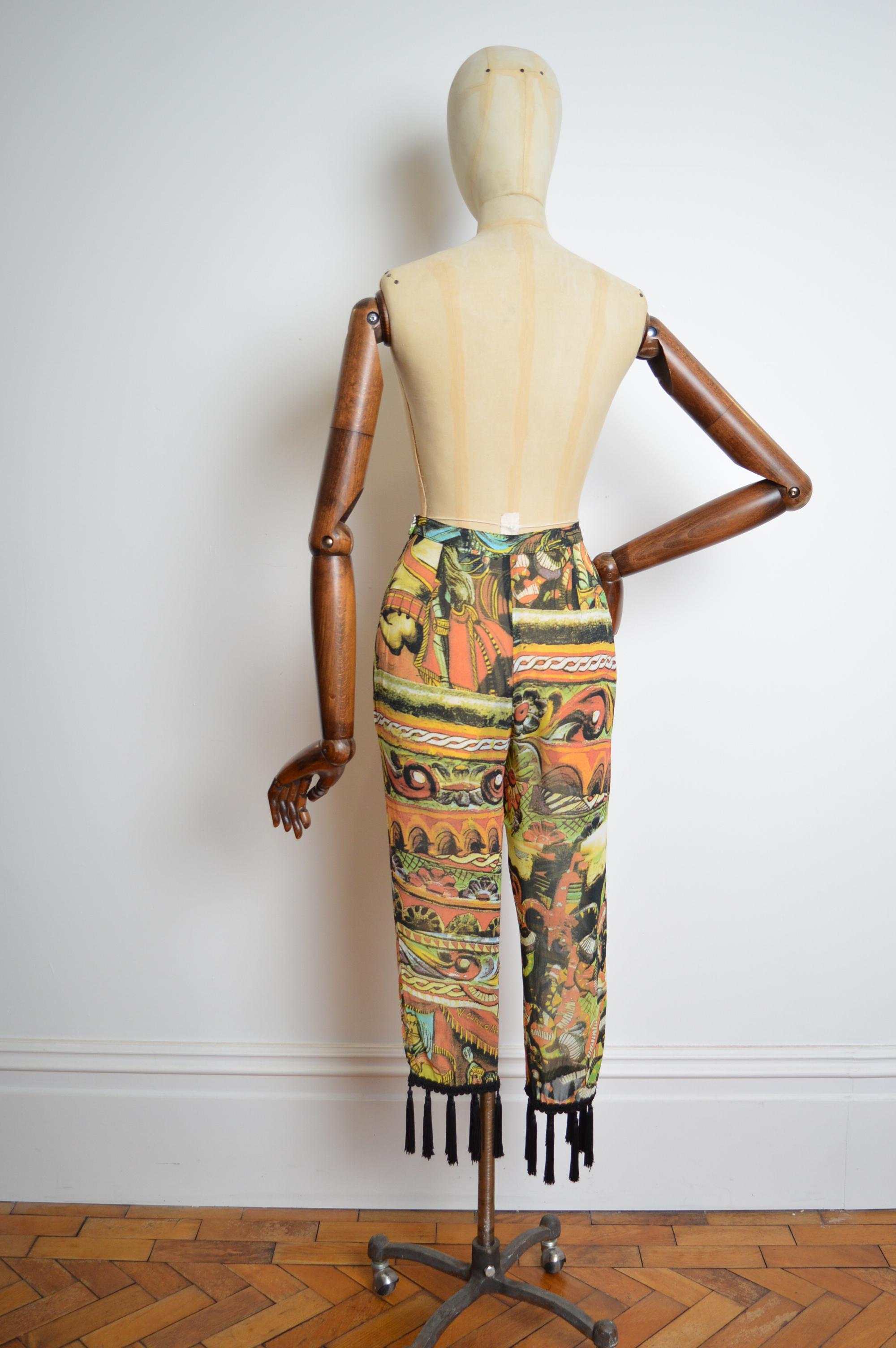 P/E 1992 Dolce & Gabbana - Pantaloni 3/4 con motivi colorati e nappe in vendita 1