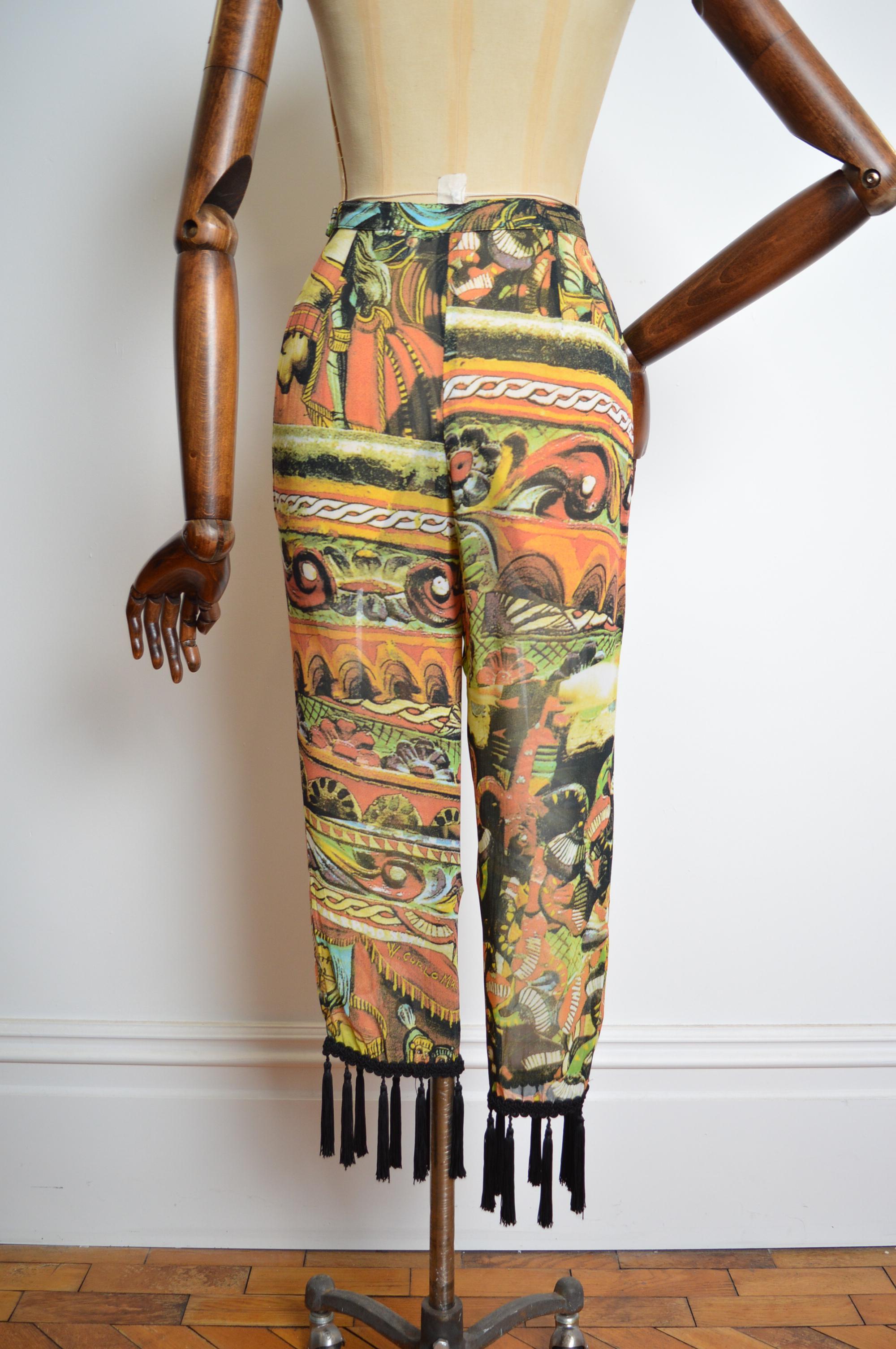 P/E 1992 Dolce & Gabbana - Pantaloni 3/4 con motivi colorati e nappe in vendita 3