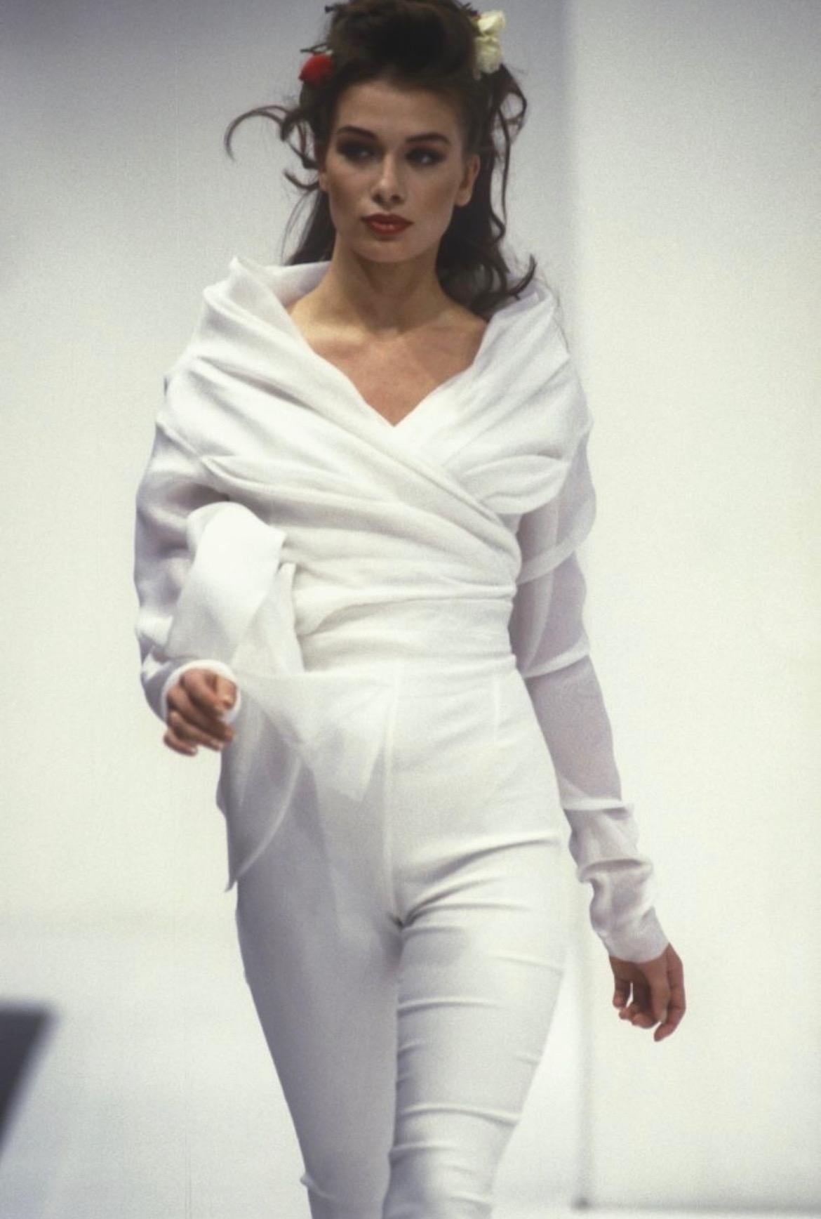Sie präsentiert eine fabelhafte weiße Seidenbluse von Dolce & Gabbana mit fließendem Muster. Eine Version dieses Oberteils aus der Frühjahr/Sommer-Kollektion 1992 wurde erstmals auf dem Laufsteg der Saison gezeigt. Dieses langärmelige Oberteil aus