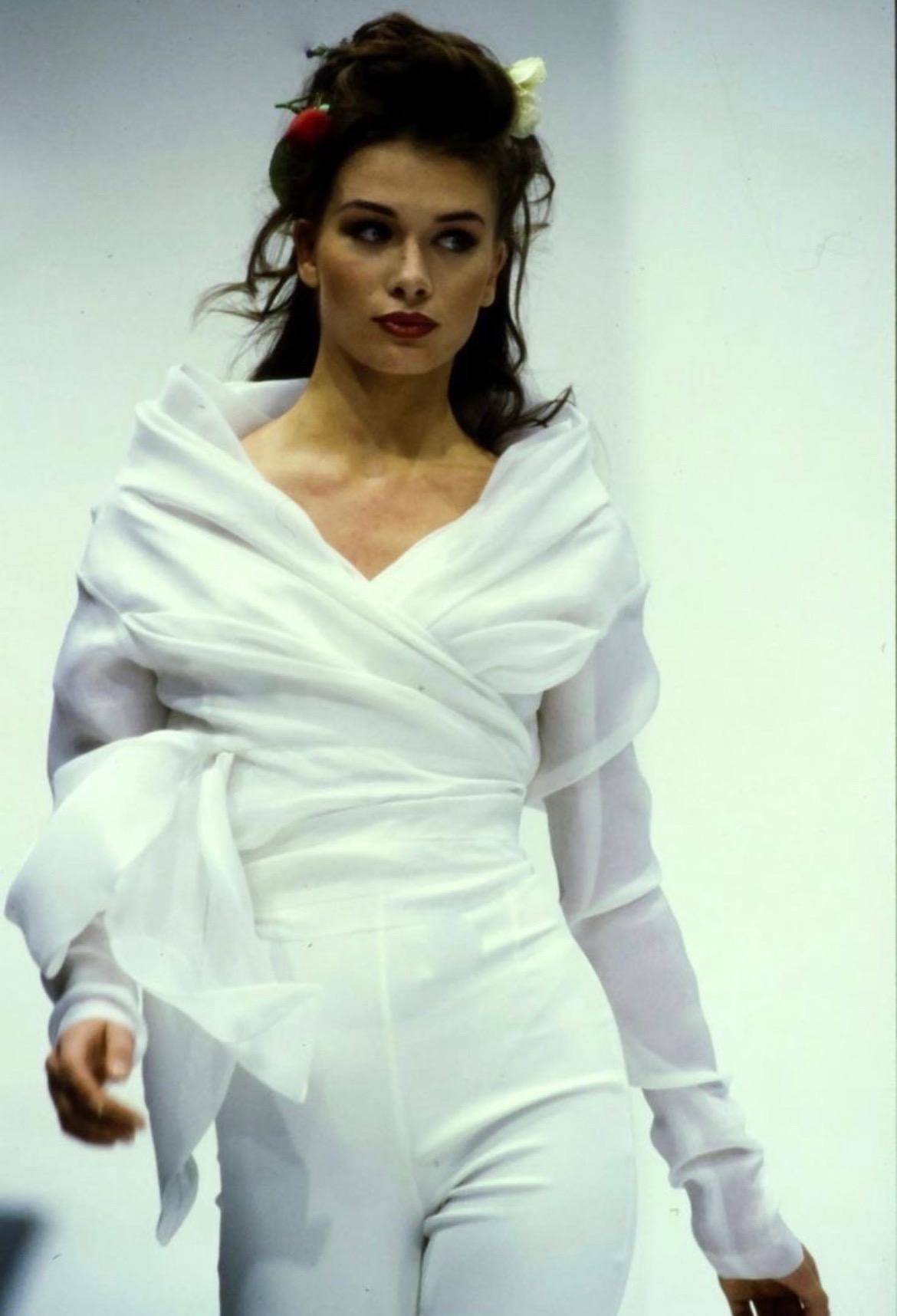 1992 Dolce & Gabbana Weiße langärmlige Seidenbluse mit fließenden Ärmeln Damen im Angebot