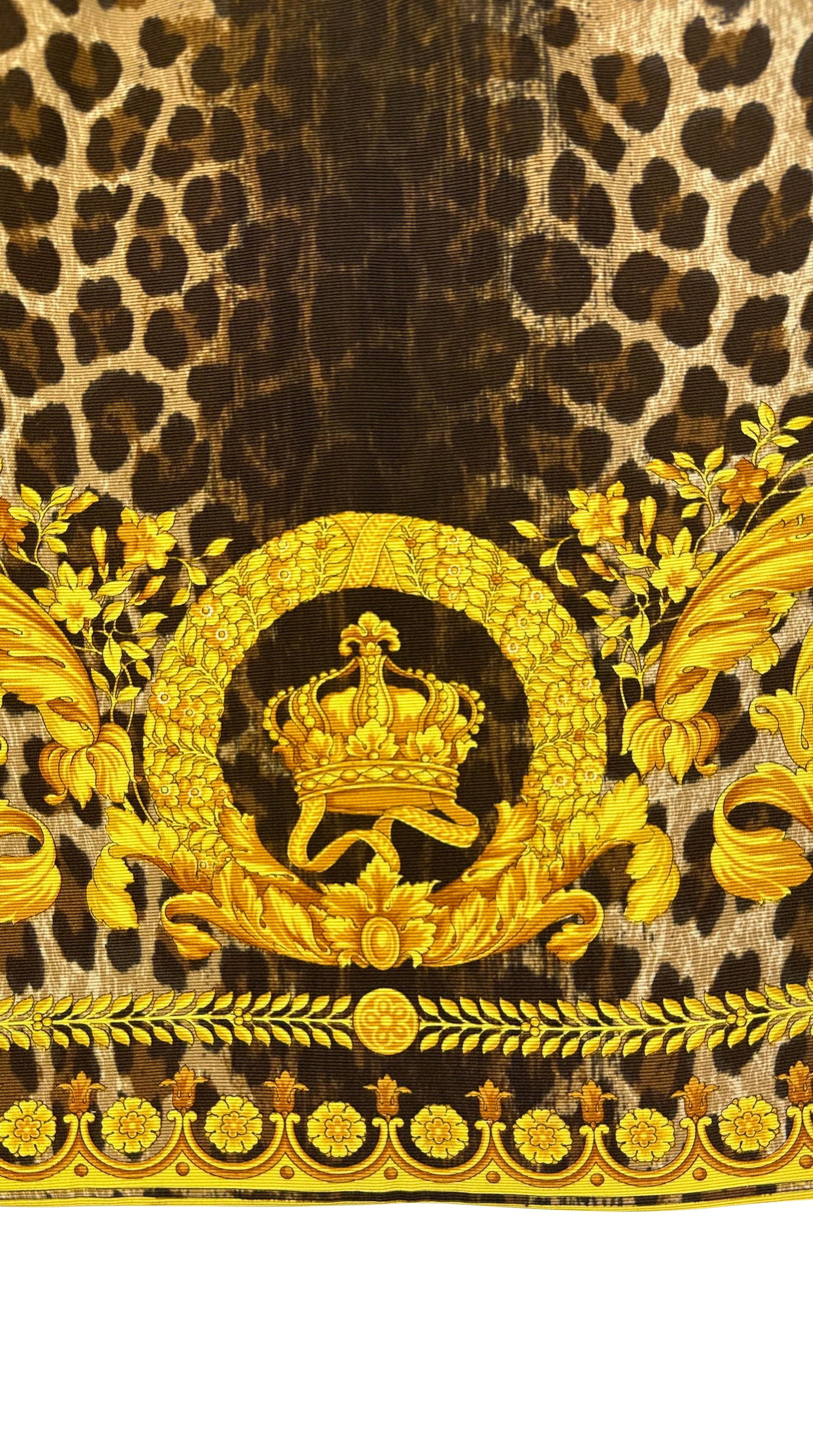 Te presentamos una minifalda Gianni Versace con un característico estampado barroco. Diseñada por Gianni Versace para la colección Primavera/Verano 1992, esta falda combina un motivo barroco con un estampado de leopardo. Este estampado único
