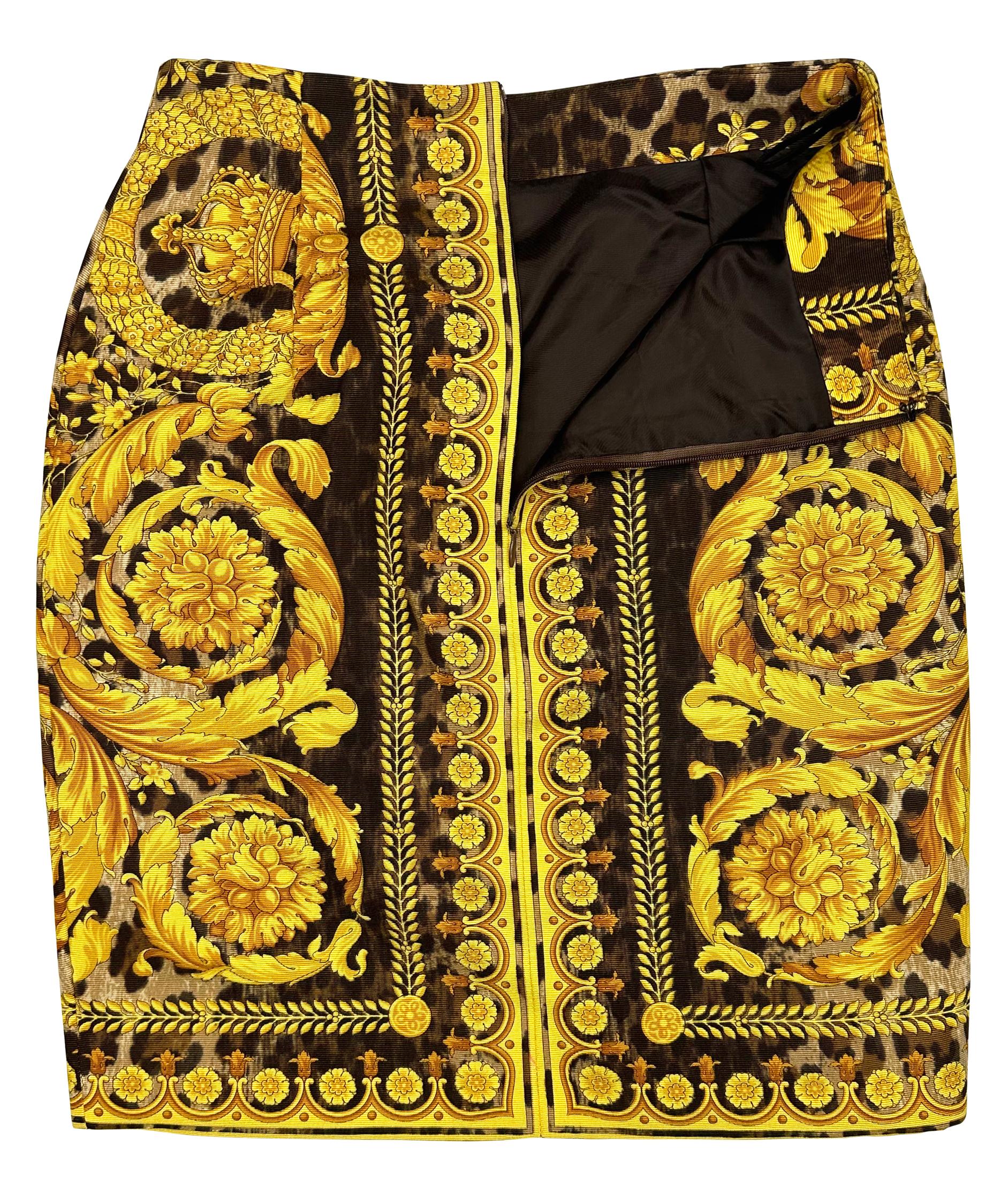 De las mujeres S/S 1992 Gianni Versace Minifalda lápiz con estampado animal barroco en venta