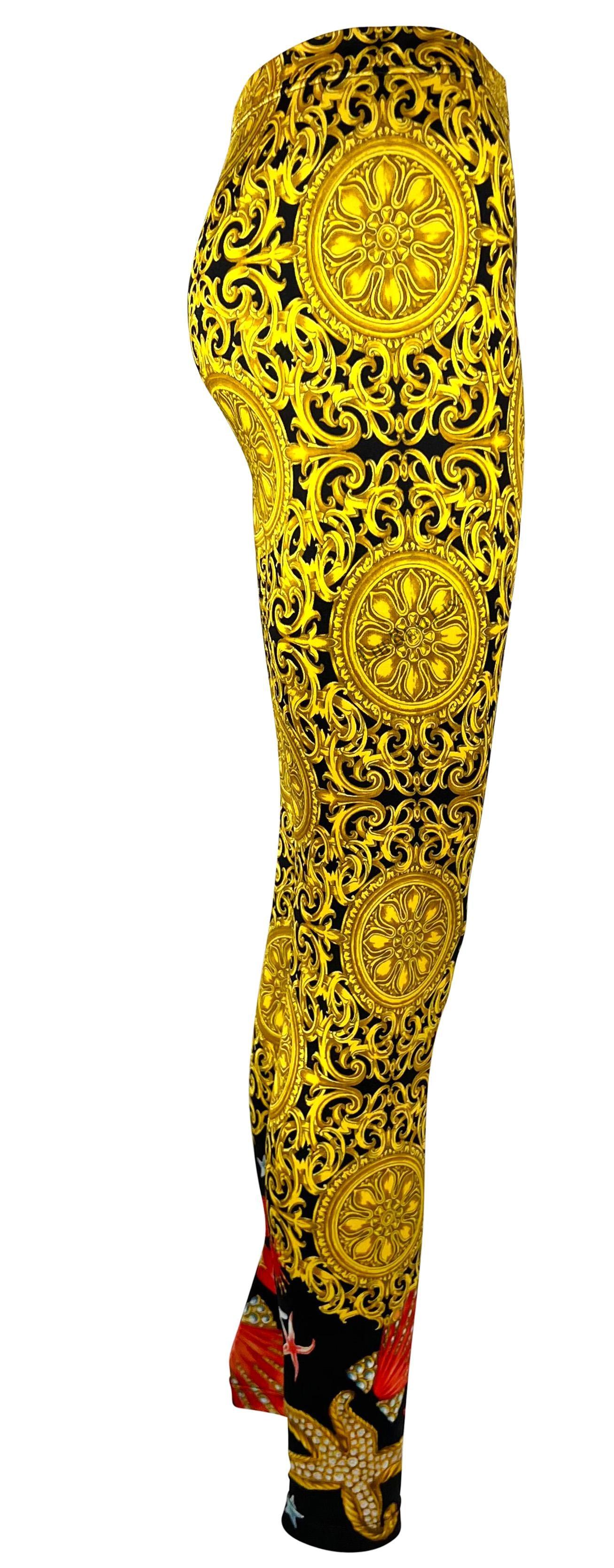 Voici une paire de collants jaunes baroques à motifs marins, conçus par Gianni Versace. Issu de la collection printemps-été 1992, ce pantalon extensible et ajusté est recouvert d'un imprimé baroque jaune-or avec des coquillages et des animaux marins