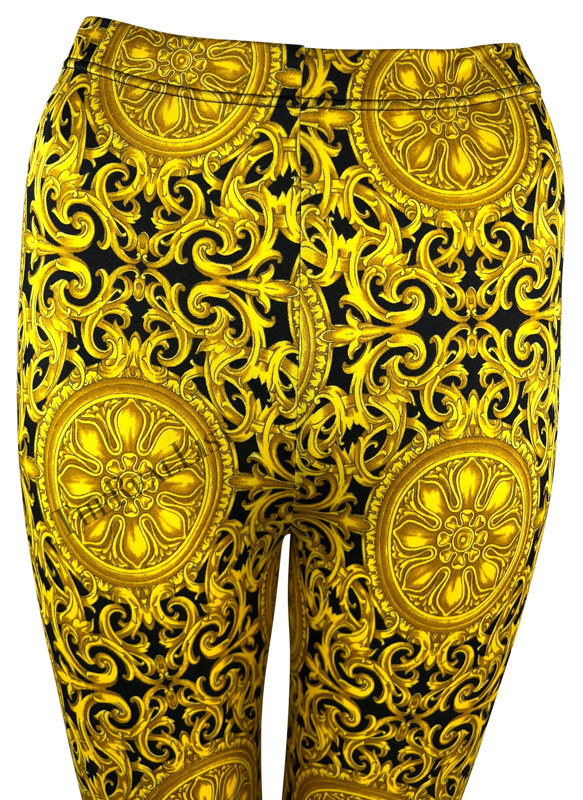 Voici une paire de collants jaunes baroques à motifs marins, conçus par Gianni Versace. Issu de la collection printemps-été 1992, ce pantalon extensible et ajusté est recouvert d'un imprimé baroque jaune-or avec des coquillages et des animaux marins