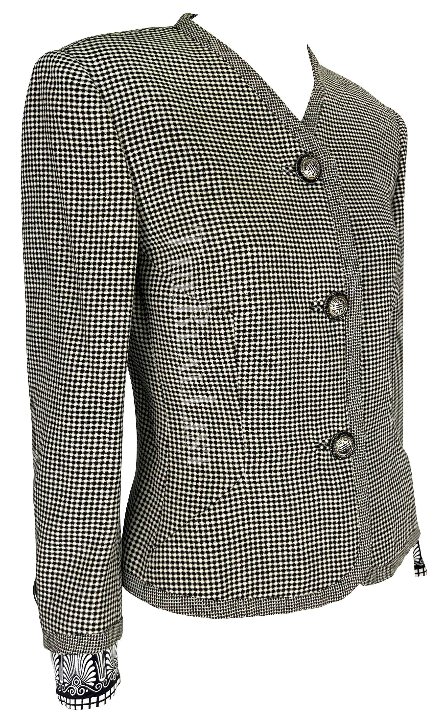 Ti presentiamo un'elegante giacca a quadri Gianni Versace in bianco e nero, disegnata da Gianni Versace. Dalla collezione primavera/estate 1992, questa giacca senza collo cattura l'essenza dello stile senza tempo. I bottoni in rilievo della Medusa