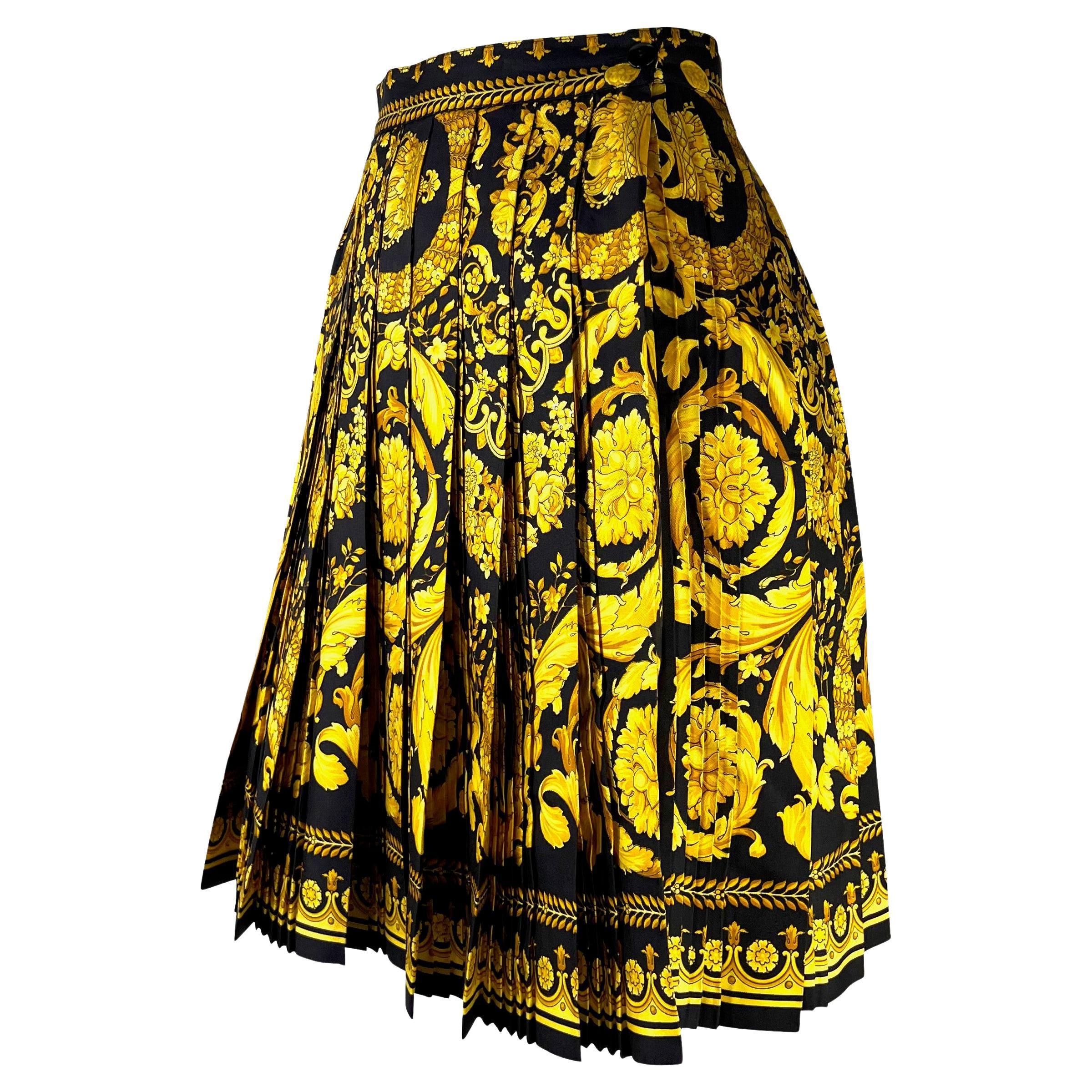 Ti presentiamo una classica gonna Gianni Versace Couture con stampa barocca oro e nera, disegnata da Gianni Versace. Dalla primavera/estate 1992, questa gonna a pieghe sfoggia l'iconica stampa barocca del marchio. 

Misure approssimative:
Taglia -