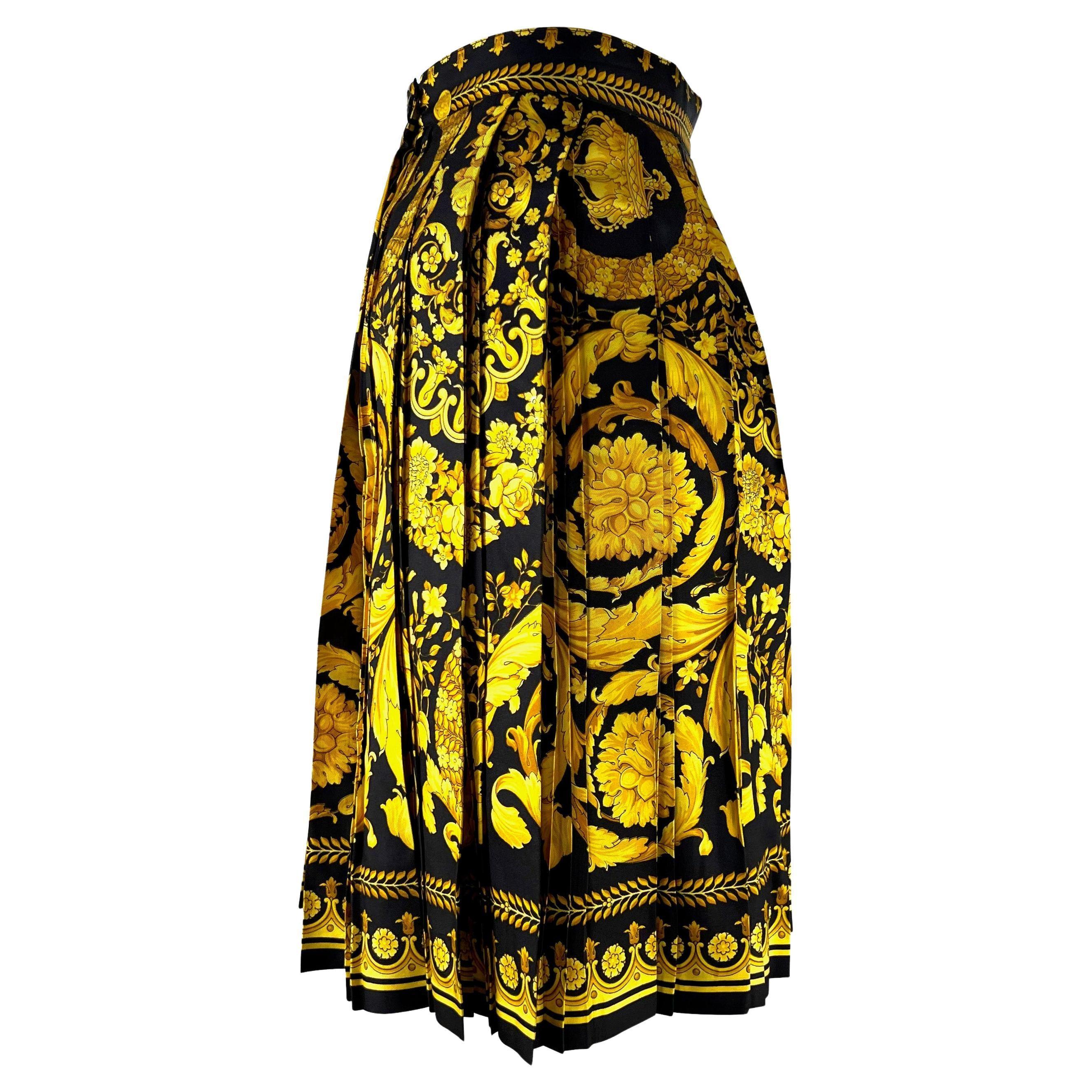 Giallo P/E 1992 Gianni Versace Couture Gonna a pieghe con stampa barocca oro nero in vendita
