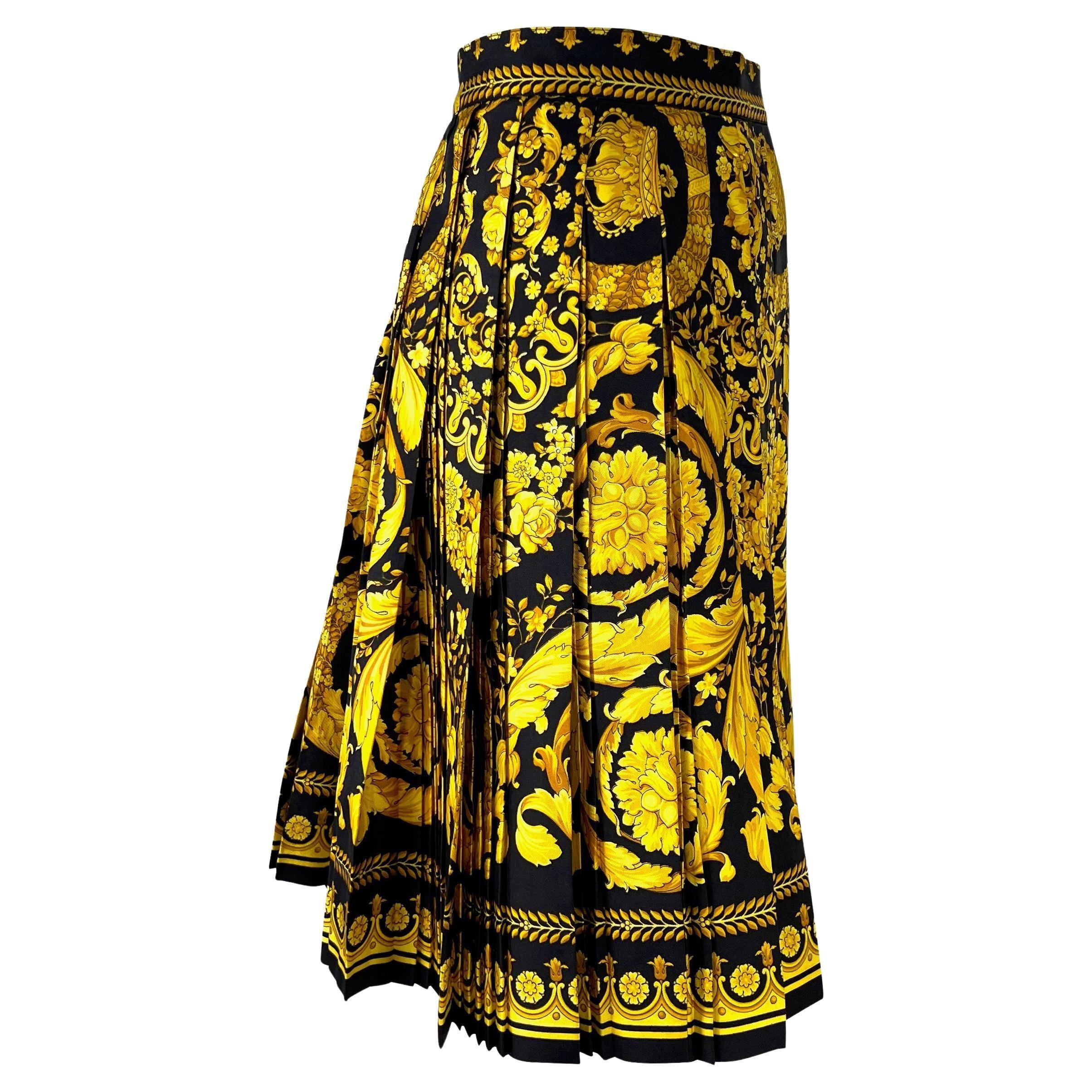 Donna P/E 1992 Gianni Versace Couture Gonna a pieghe con stampa barocca oro nero in vendita