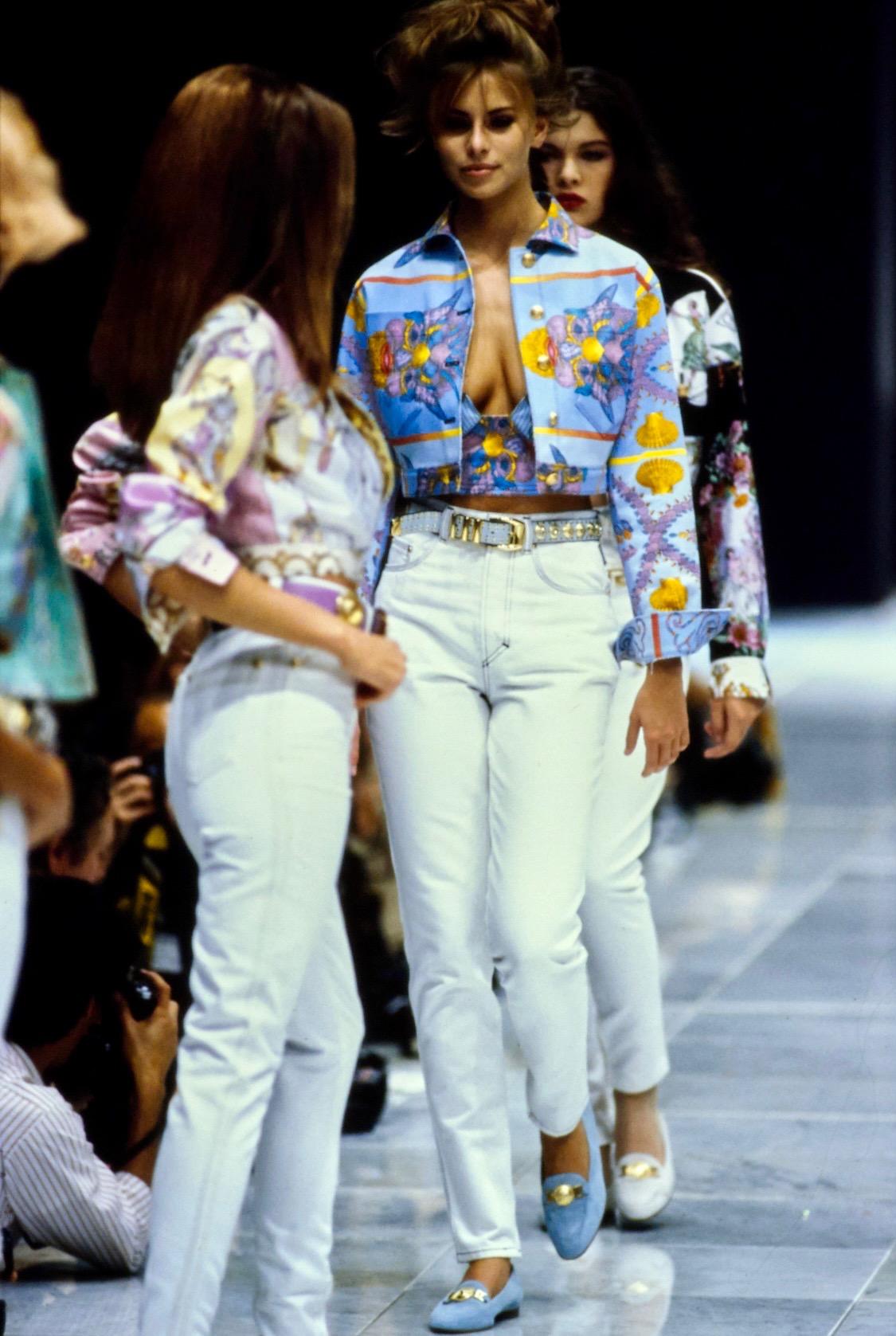 S/S 1992 Gianni Versace Couture Pasarela Vaqueros con estampado de conchas azul bebé en Bueno estado para la venta en West Hollywood, CA