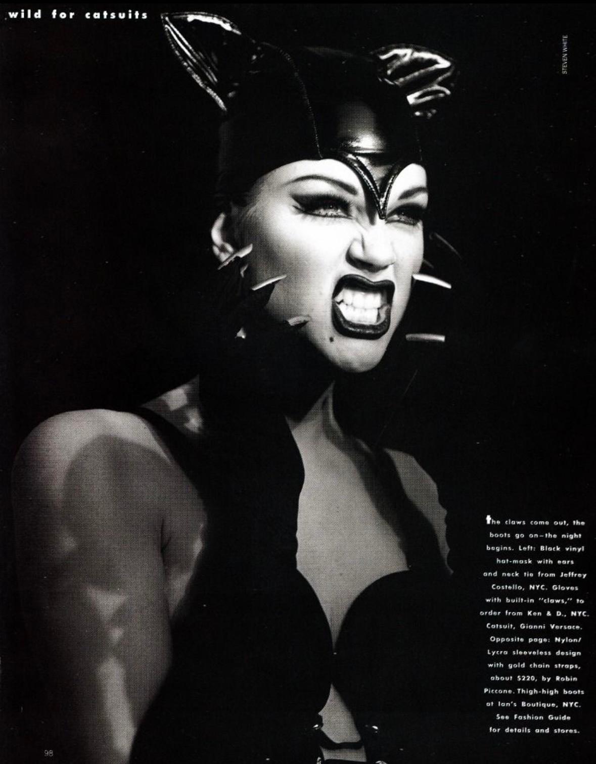 Ti presentiamo un'incredibile tuta bustier Gianni Versace Couture disegnata da Gianni Versace. Questo favoloso costume intero ha debuttato su Carla Bruni sulla passerella dell'Atelier Versace Haute Couture Autunno/Inverno 1991 e su Beverly Peele