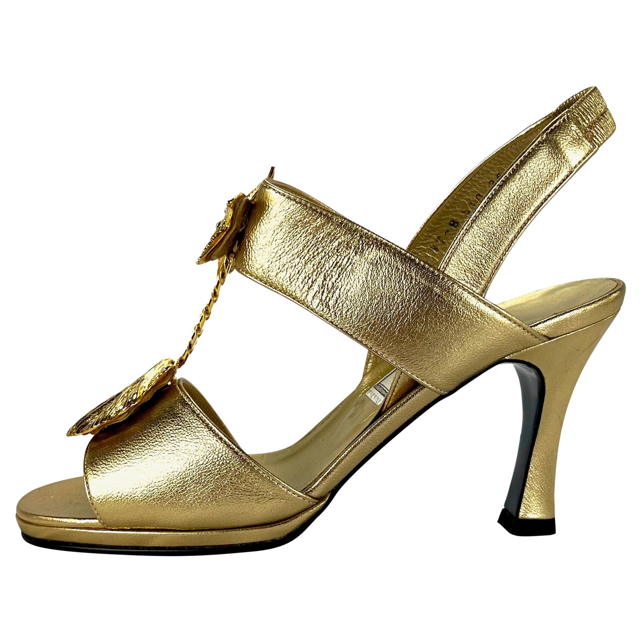 Ich präsentiere ein Paar goldene Sandaletten mit Gianni Versace Mare Motiv, entworfen von Gianni Versace. Aus der Frühjahr/Sommer-Kollektion 1992 wurden ähnliche goldene Absätze auf dem Laufsteg der Saison gezeigt. Dieses fabelhafte Paar Absätze hat