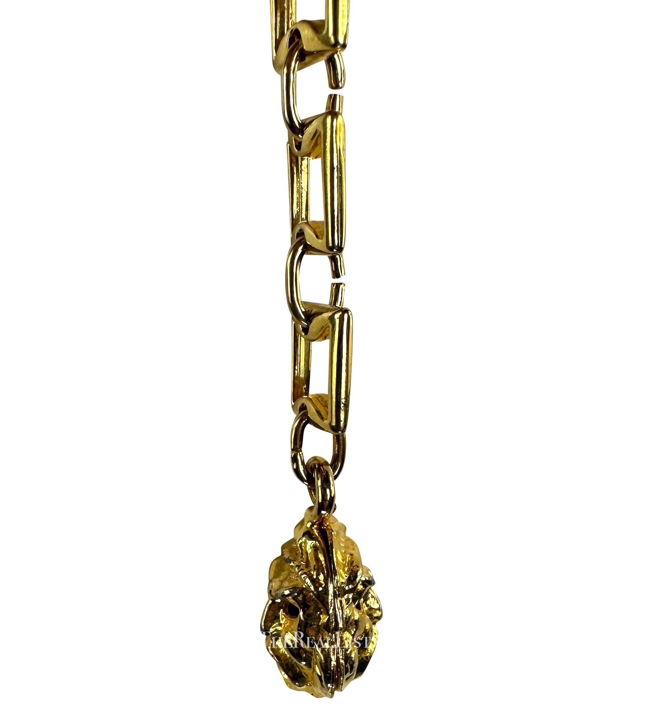 S/S 1992 Gianni Versace Chaîne de ceinture en or avec masque romain  Pour femmes en vente