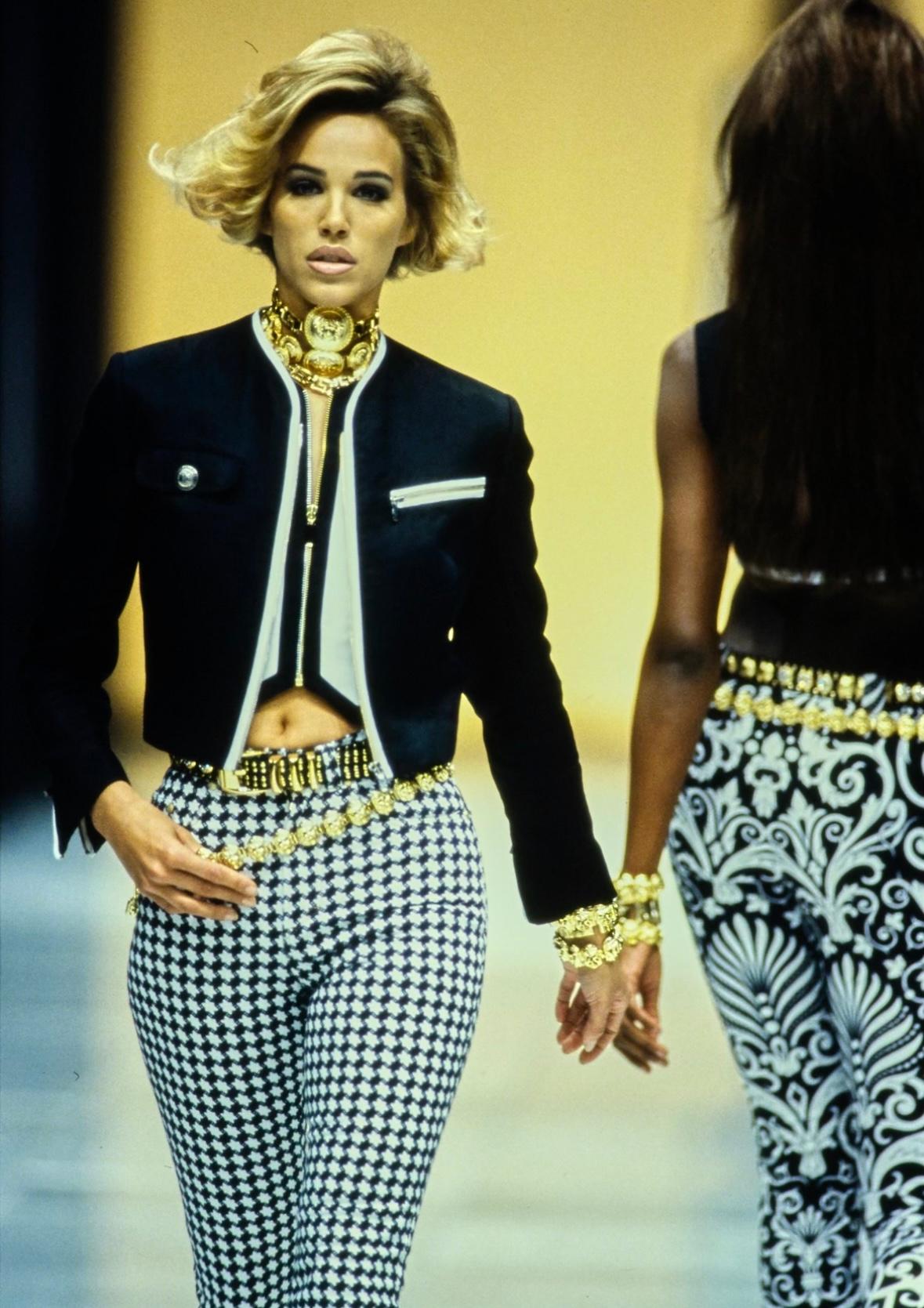 S/S 1992 Gianni Versace Chaîne de ceinture en or avec masque romain  en vente 3
