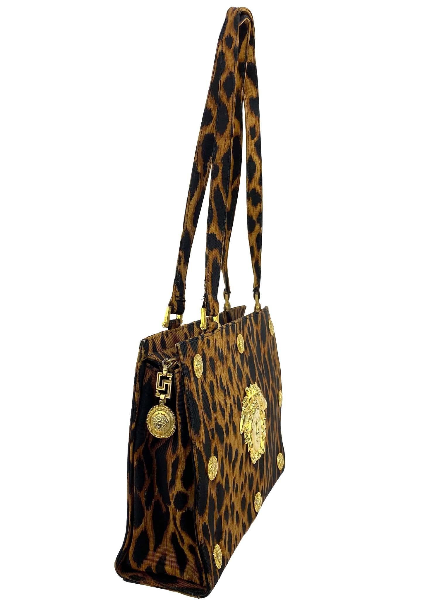 F S 1992 Gianni Versace Leopard Print Umhangetasche Gold Medusa Medaillon