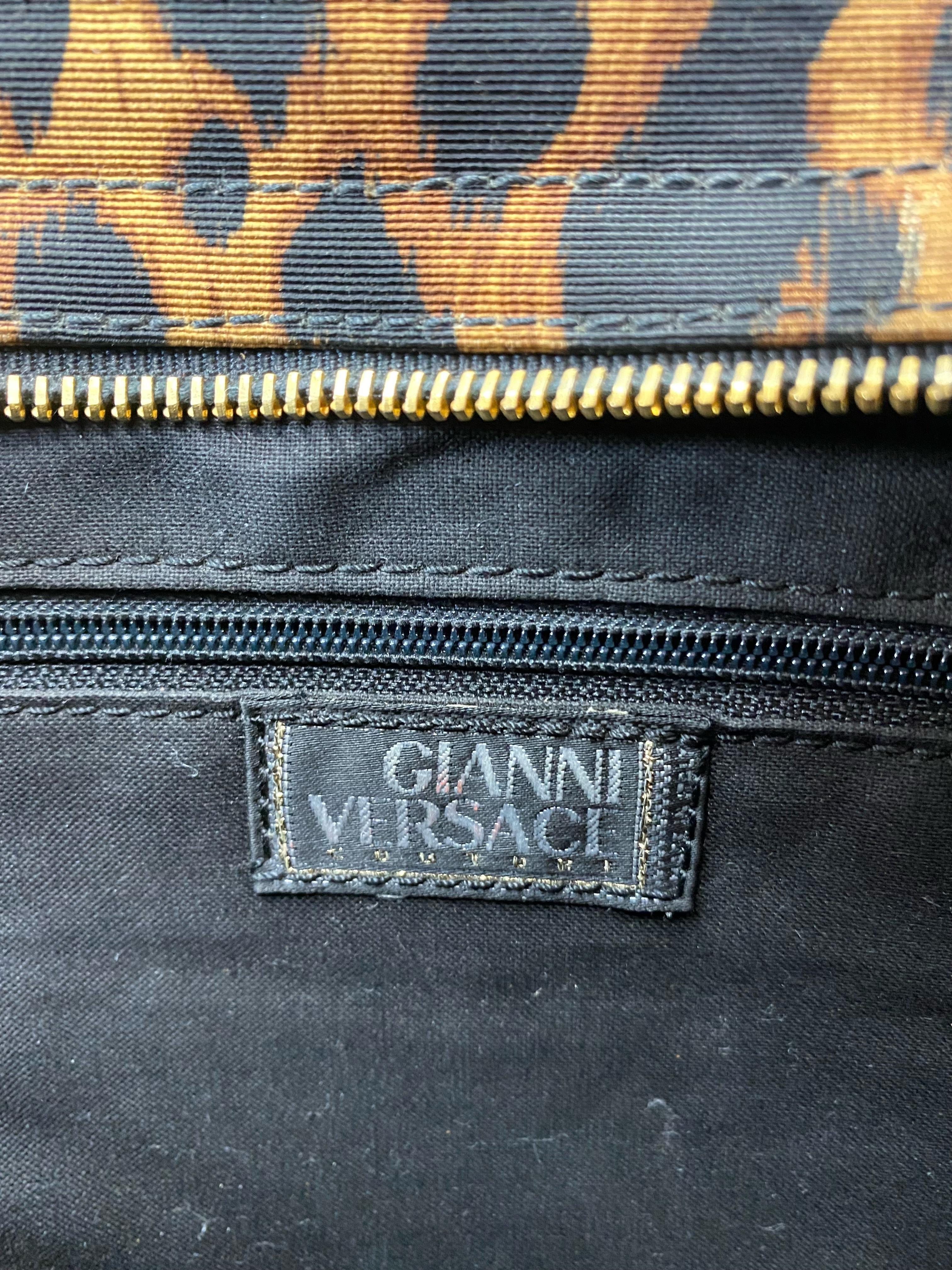 F/S 1992 Gianni Versace Leopard Print Umhängetasche Gold Medusa Medaillon im Angebot 3