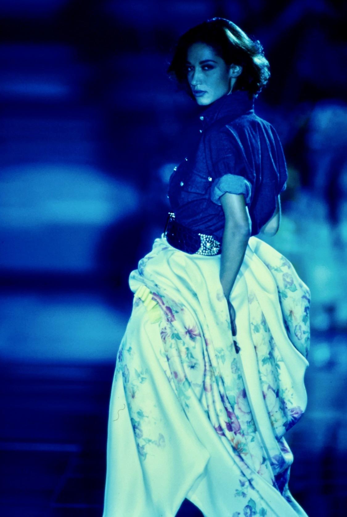 F/S 1992 Gianni Versace Laufsteg Ad Gold Medusa Blaues Jean Denim Button Down Top mit Knopfleiste im Angebot 13