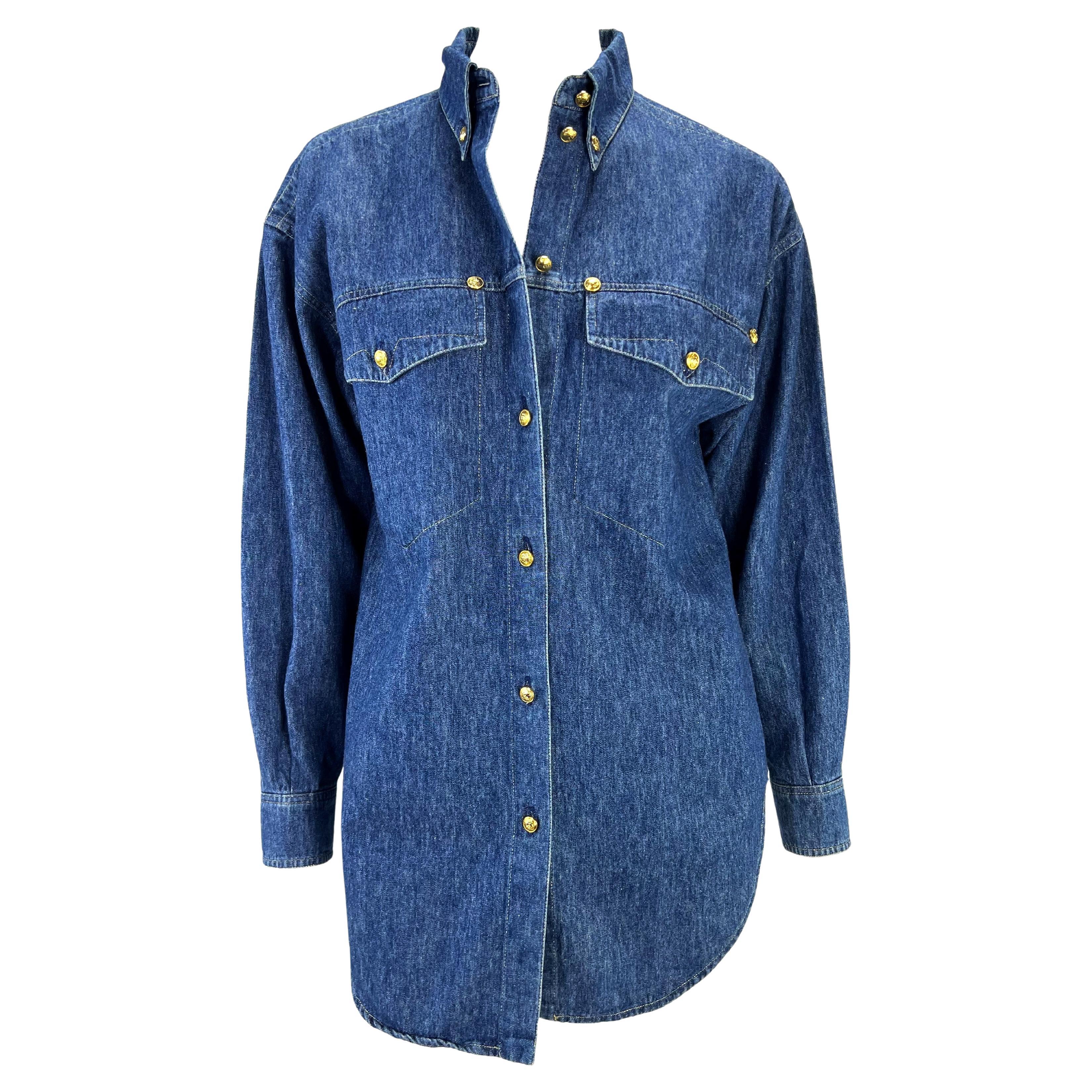 F/S 1992 Gianni Versace Laufsteg Ad Gold Medusa Blaues Jean Denim Button Down Top mit Knopfleiste Damen im Angebot