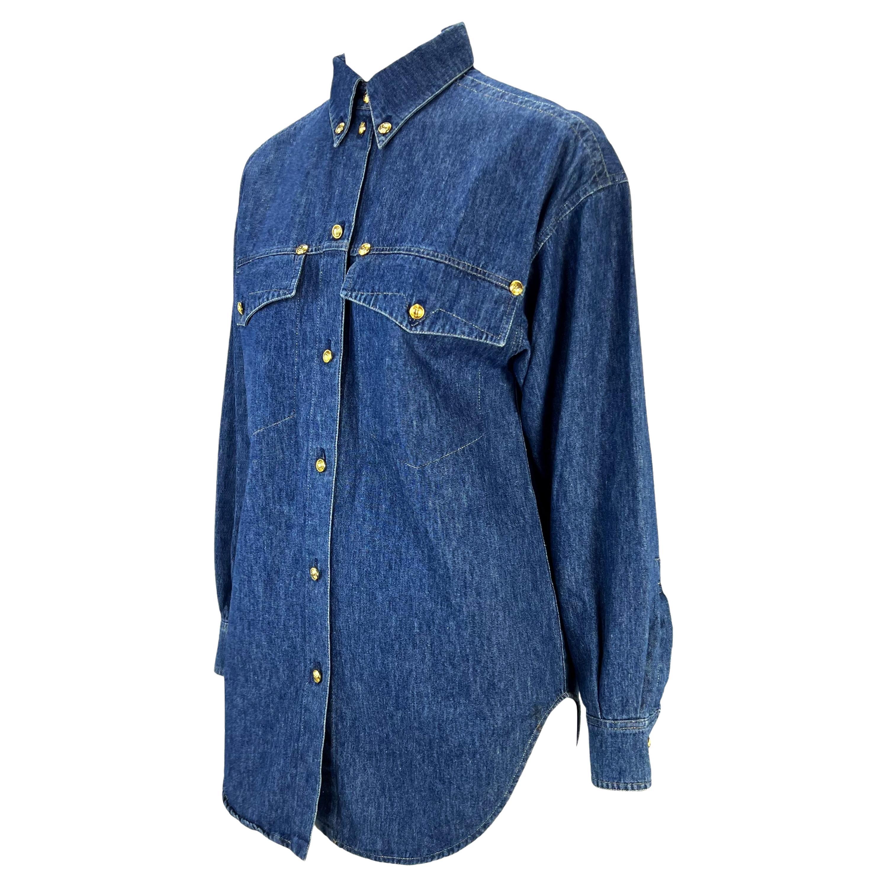 F/S 1992 Gianni Versace Laufsteg Ad Gold Medusa Blaues Jean Denim Button Down Top mit Knopfleiste im Angebot 2