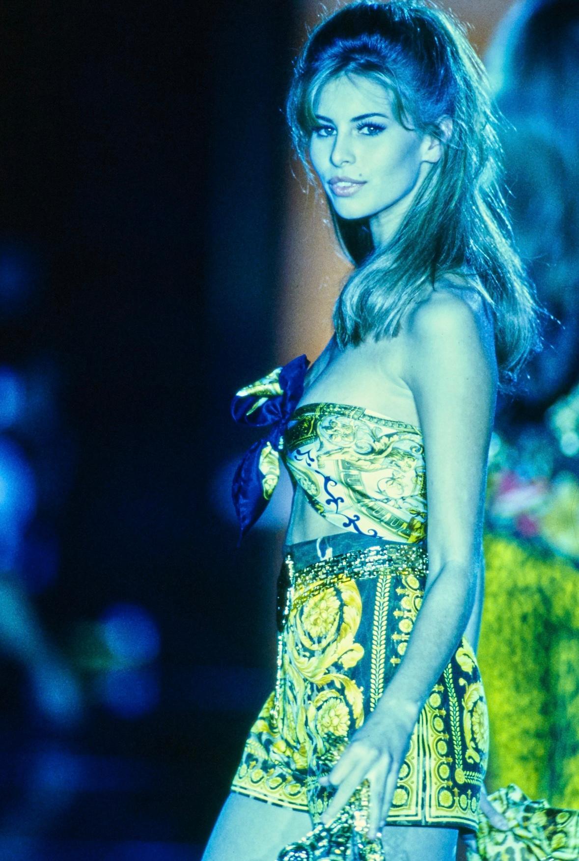 Ti presentiamo un paio di mini pantaloncini Gianni Versace con stampa barocca, disegnati da Gianni Versace. Dalla collezione Primavera/Estate 1992, questi pantaloncini hanno debuttato sulla passerella della stagione come parte del look 23, indossato