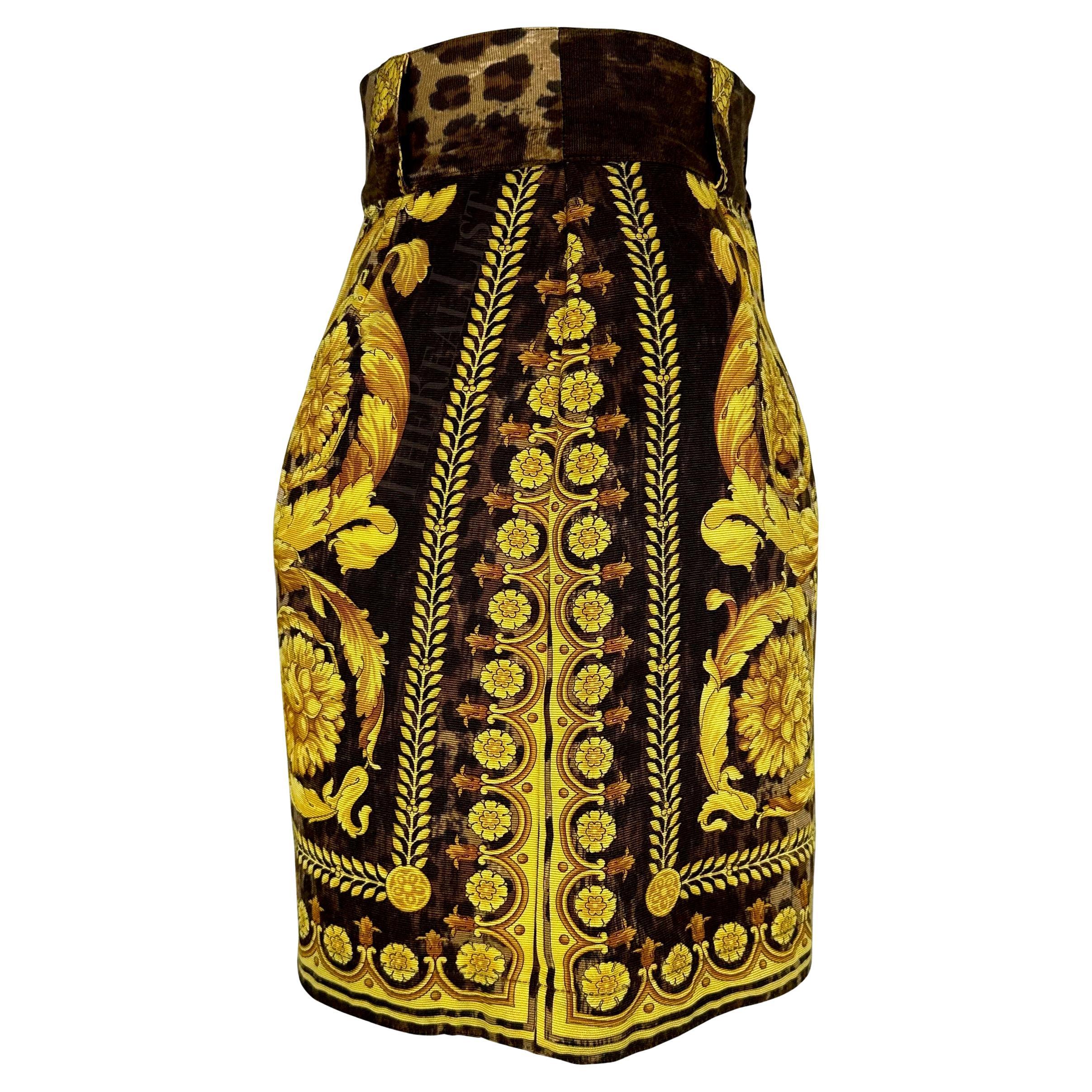 Marrone P/E 1992 Gianni Versace - Pantaloncini a vita alta con stampa leopardata barocca e oro in passerella in vendita