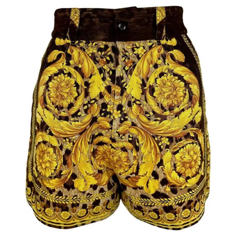 Short taille haute à imprimé léopard baroque doré défilé Gianni Versace, P/E 1992
