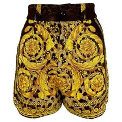 P/E 1992 Gianni Versace - Pantaloncini a vita alta con stampa leopardata barocca e oro in passerella
