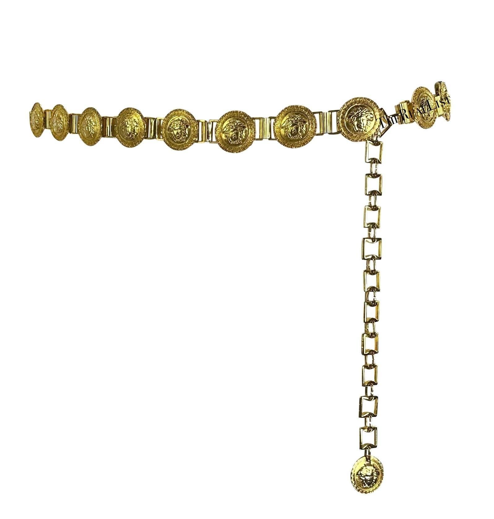 P/E 1992 Gianni Versace Cintura a catena con medaglione Medusa in tonalità oro In condizioni buone in vendita a West Hollywood, CA