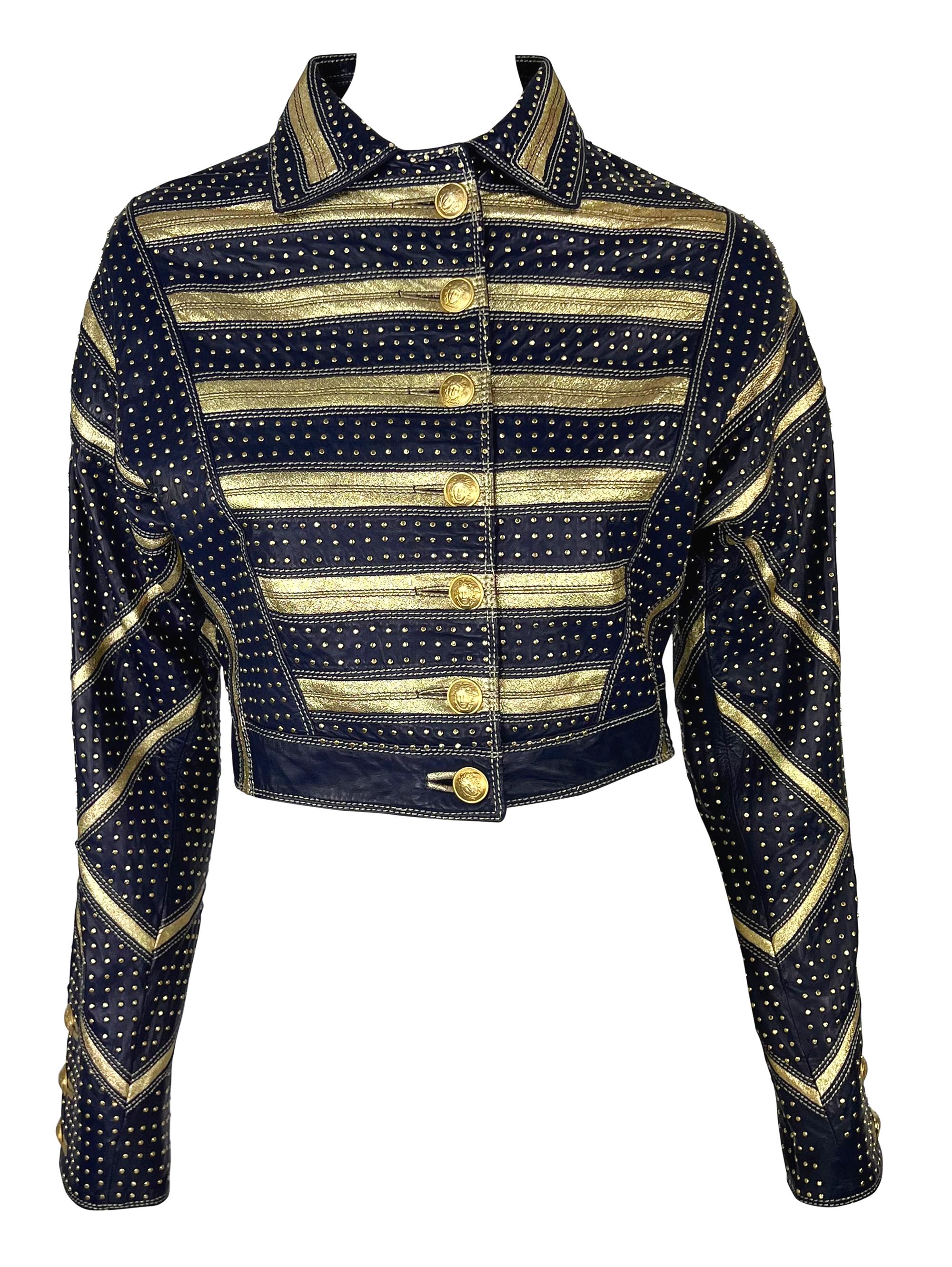 S/S 1992 Gianni Versace Pasarela Chaqueta recortada de piel dorada metalizada con tachuelas Negro en venta
