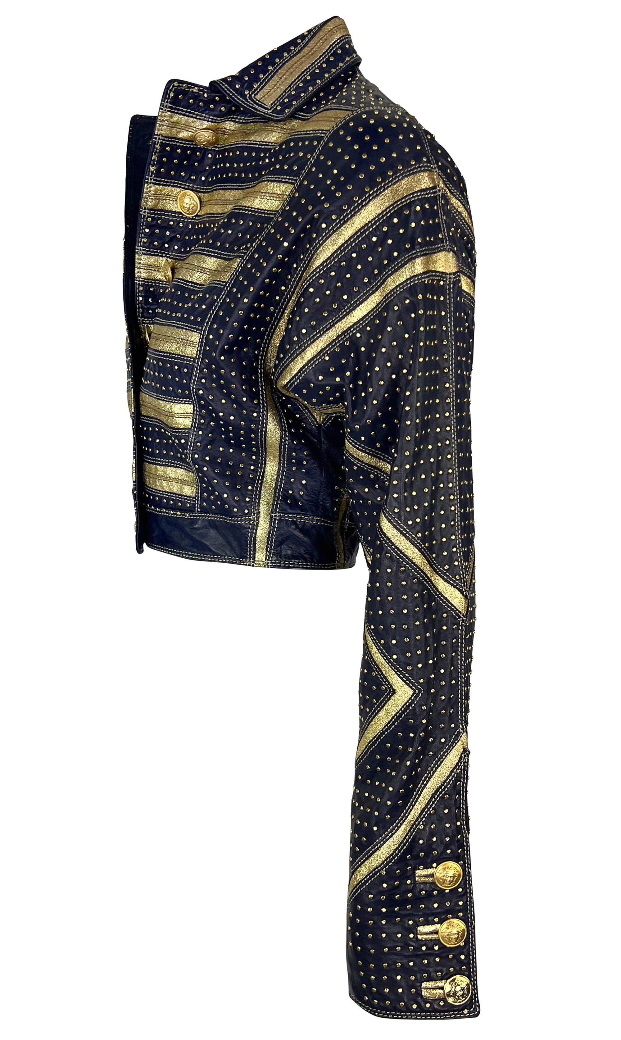 S/S 1992 Gianni Versace Pasarela Chaqueta recortada de piel dorada metalizada con tachuelas en Excelente estado para la venta en West Hollywood, CA