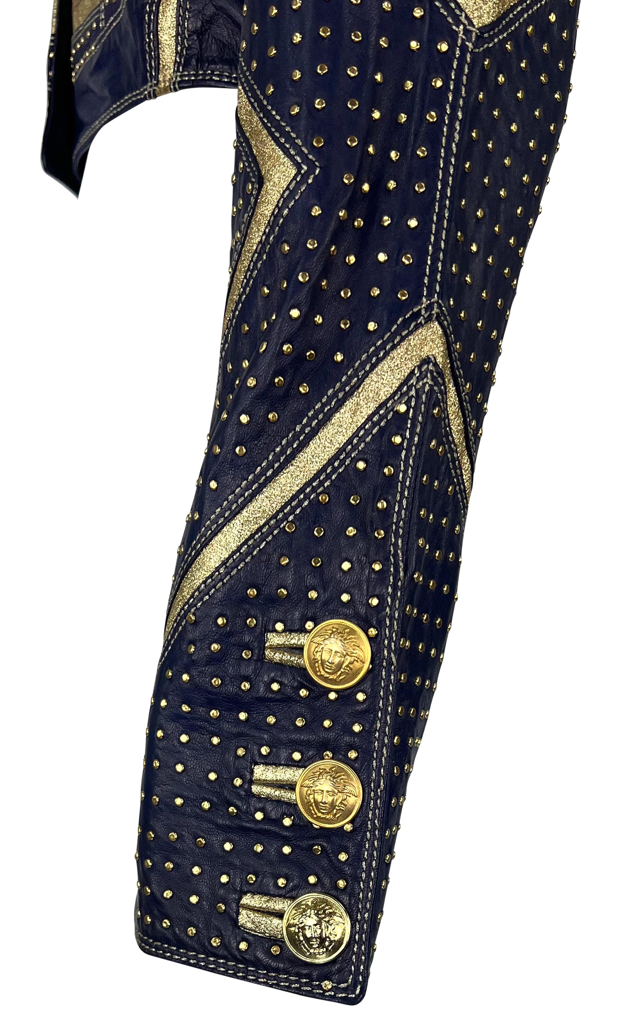 De las mujeres S/S 1992 Gianni Versace Pasarela Chaqueta recortada de piel dorada metalizada con tachuelas en venta