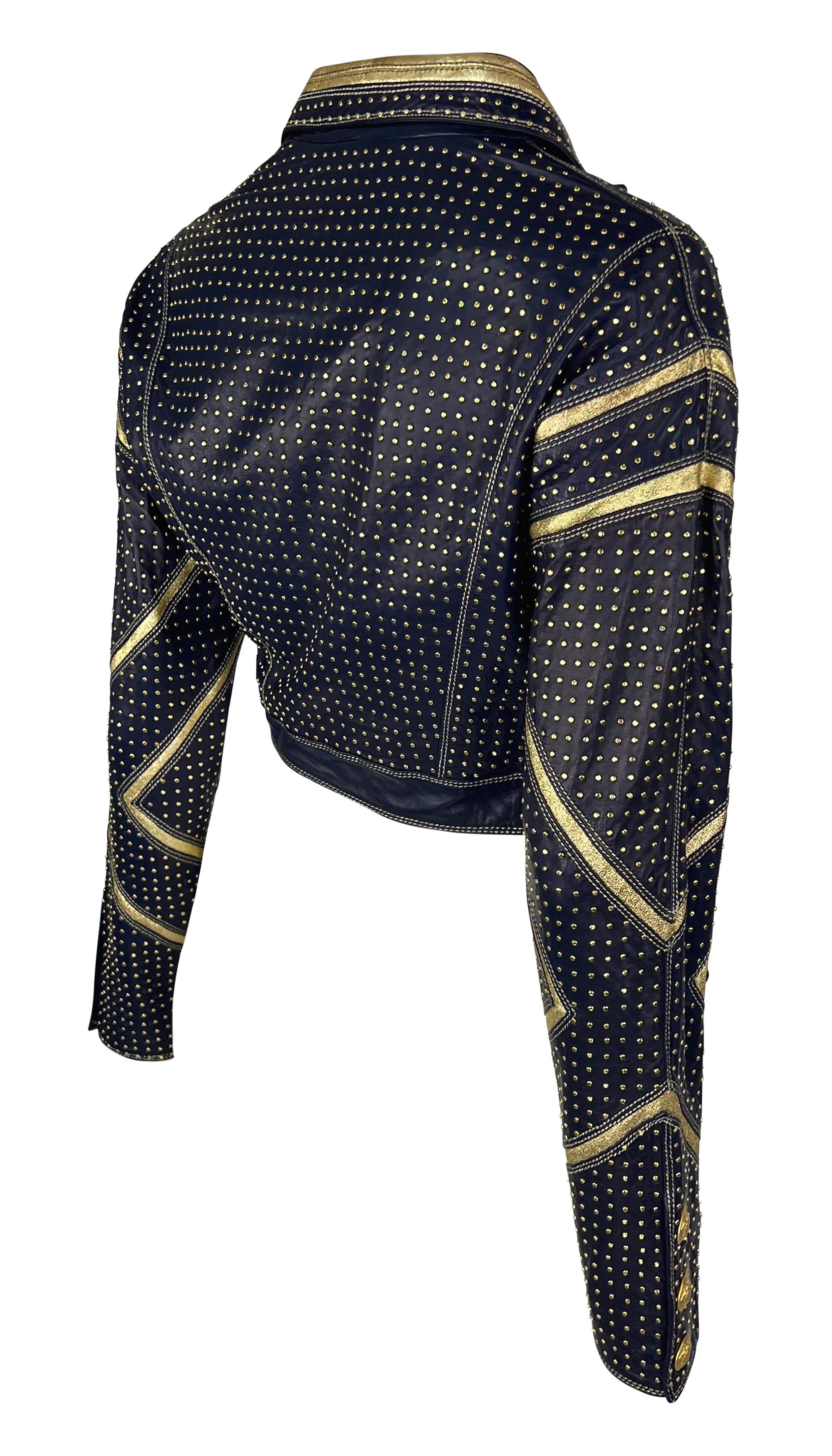 S/S 1992 Gianni Versace Pasarela Chaqueta recortada de piel dorada metalizada con tachuelas en venta 2