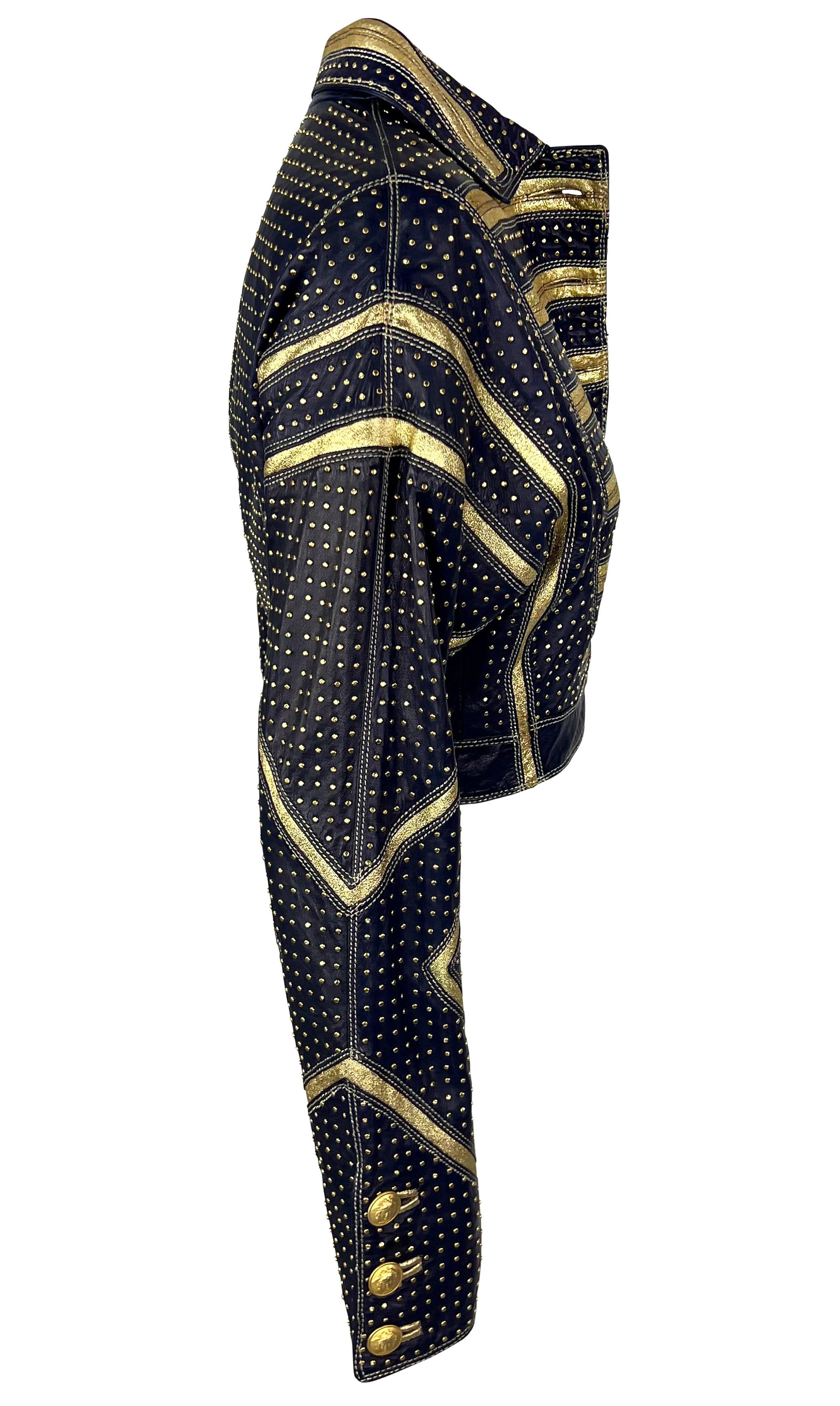 S/S 1992 Gianni Versace Pasarela Chaqueta recortada de piel dorada metalizada con tachuelas en venta 3