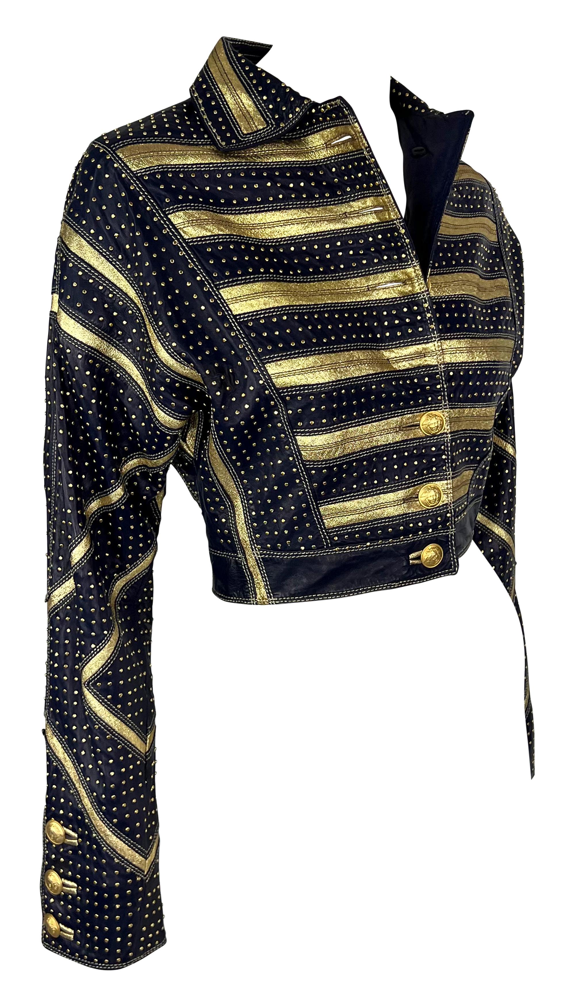 S/S 1992 Gianni Versace Pasarela Chaqueta recortada de piel dorada metalizada con tachuelas en venta 4