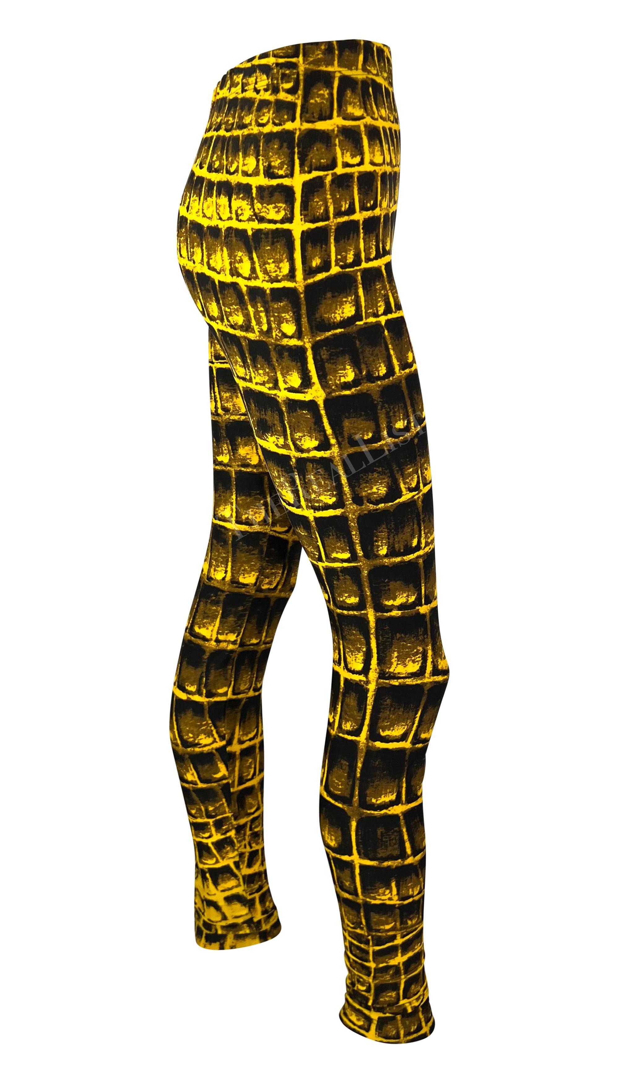 P/E 1992 Gianni Versace - Leggings con stampa coccodrillo giallo e nero - Collant in vendita 4