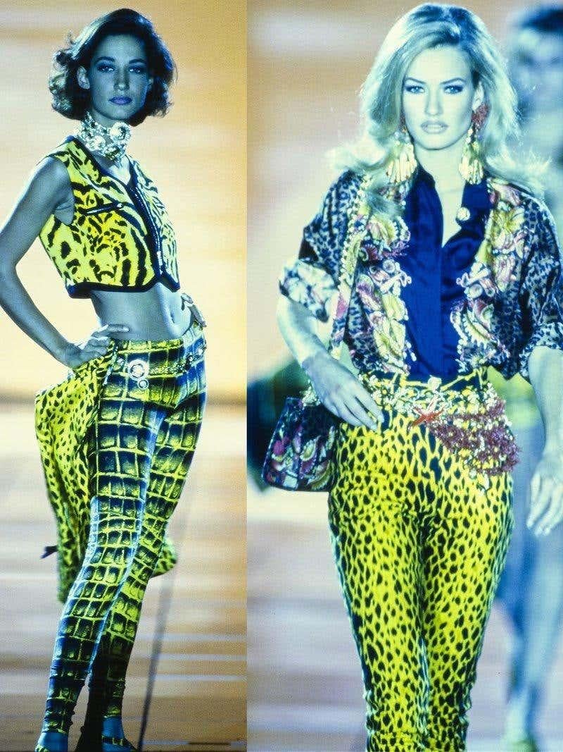 Wir präsentieren eine Gianni Versace Couture Jeansweste mit Gepardenmuster, entworfen von Gianni Versace. Diese gelb-schwarze Weste mit Gepardenmuster aus der Frühjahr/Sommer-Kollektion 1992 ist ein Klassiker von Versace aus den frühen 1990er