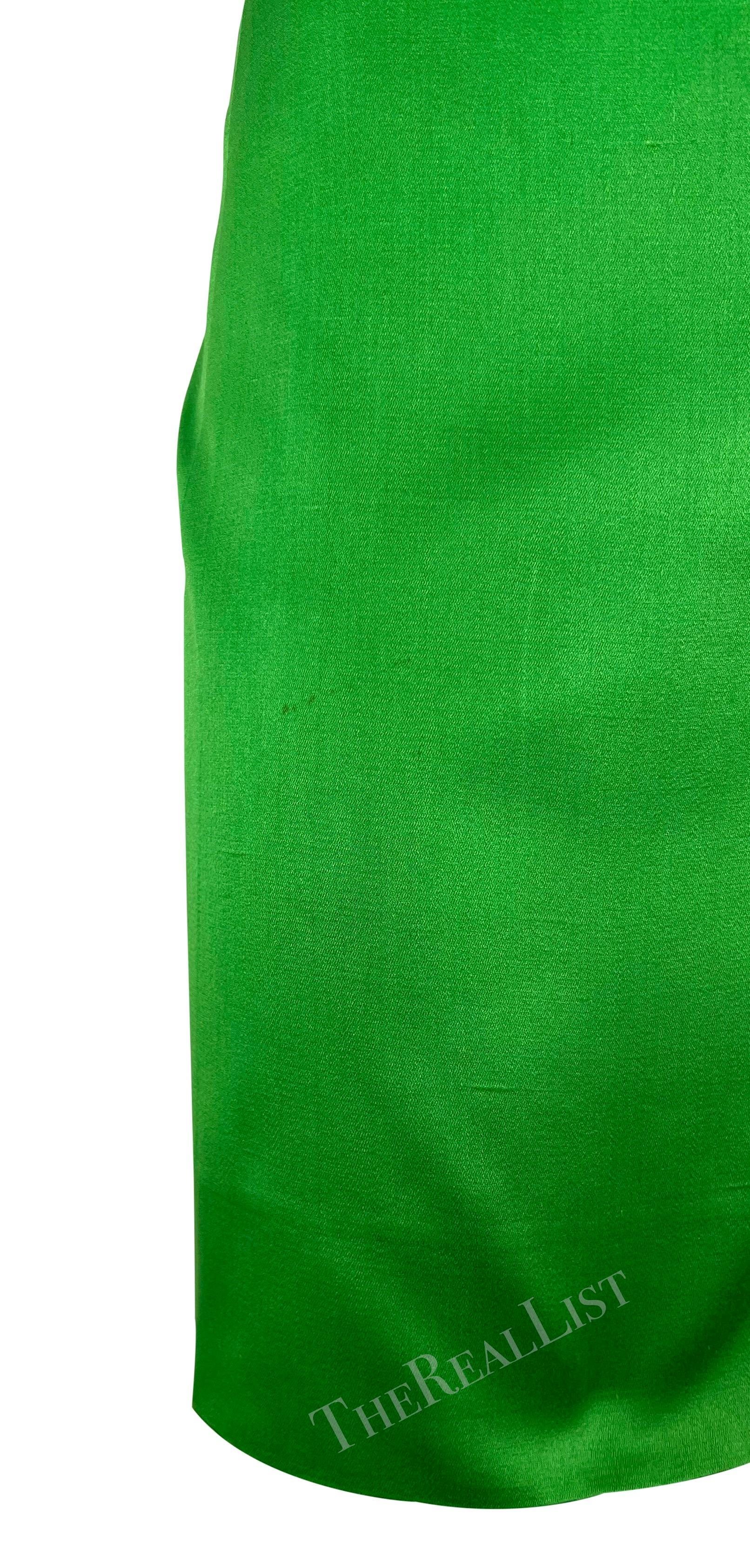 F/S 1992 Yves Saint Laurent Laufsteg Ad Hellgrünes Kleid mit Rüschen und Herzknöpfen in Herzform im Zustand „Gut“ im Angebot in West Hollywood, CA