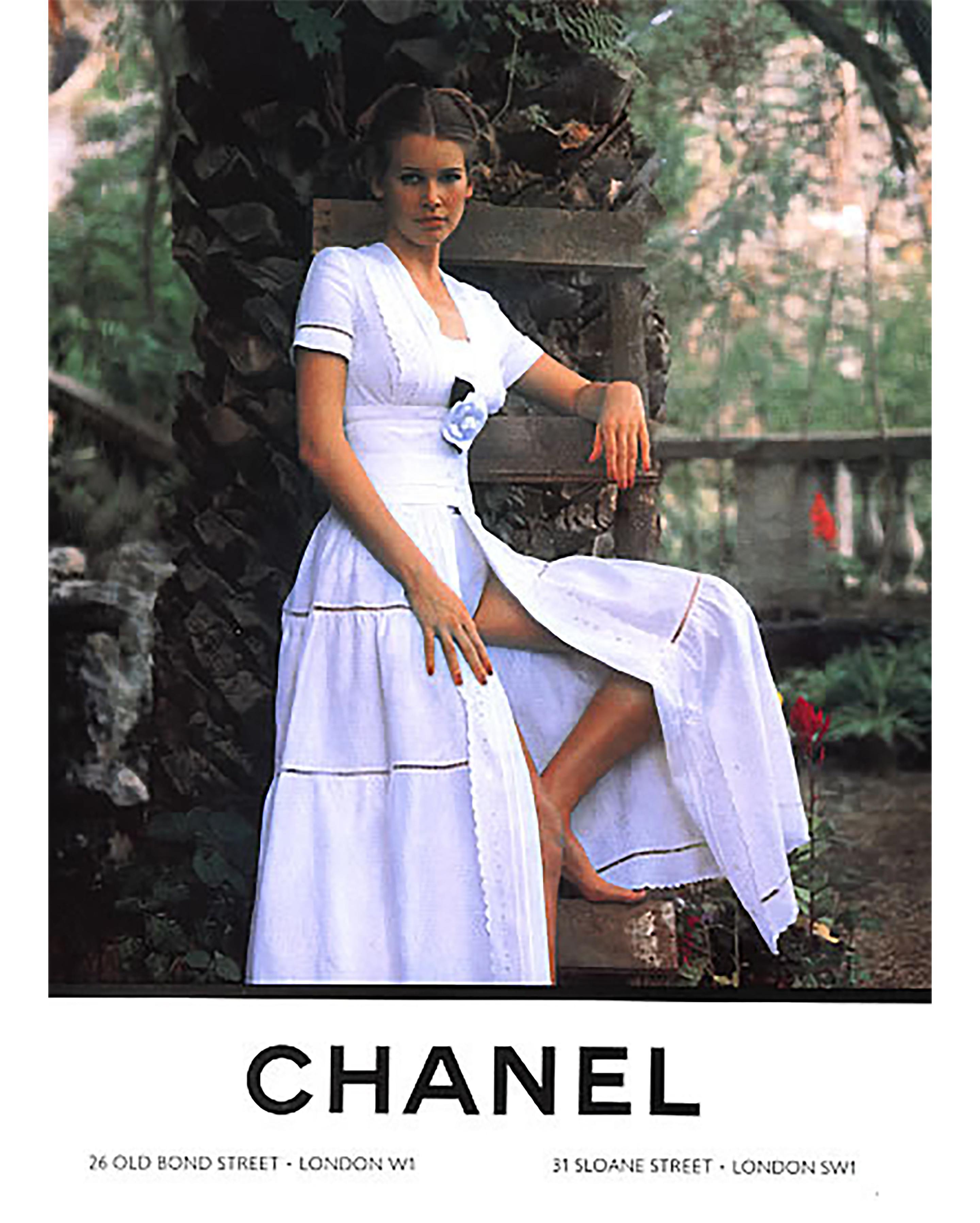 S/S 1993 Chanel Boutique by Karl Lagerfeld white strapless linen corset with built-in boning. Structured corset with scallop trim details. Stamped cream silk interior lining. As seen on Yasmeen Ghauri on the runway (Look 116), and featured in the ad