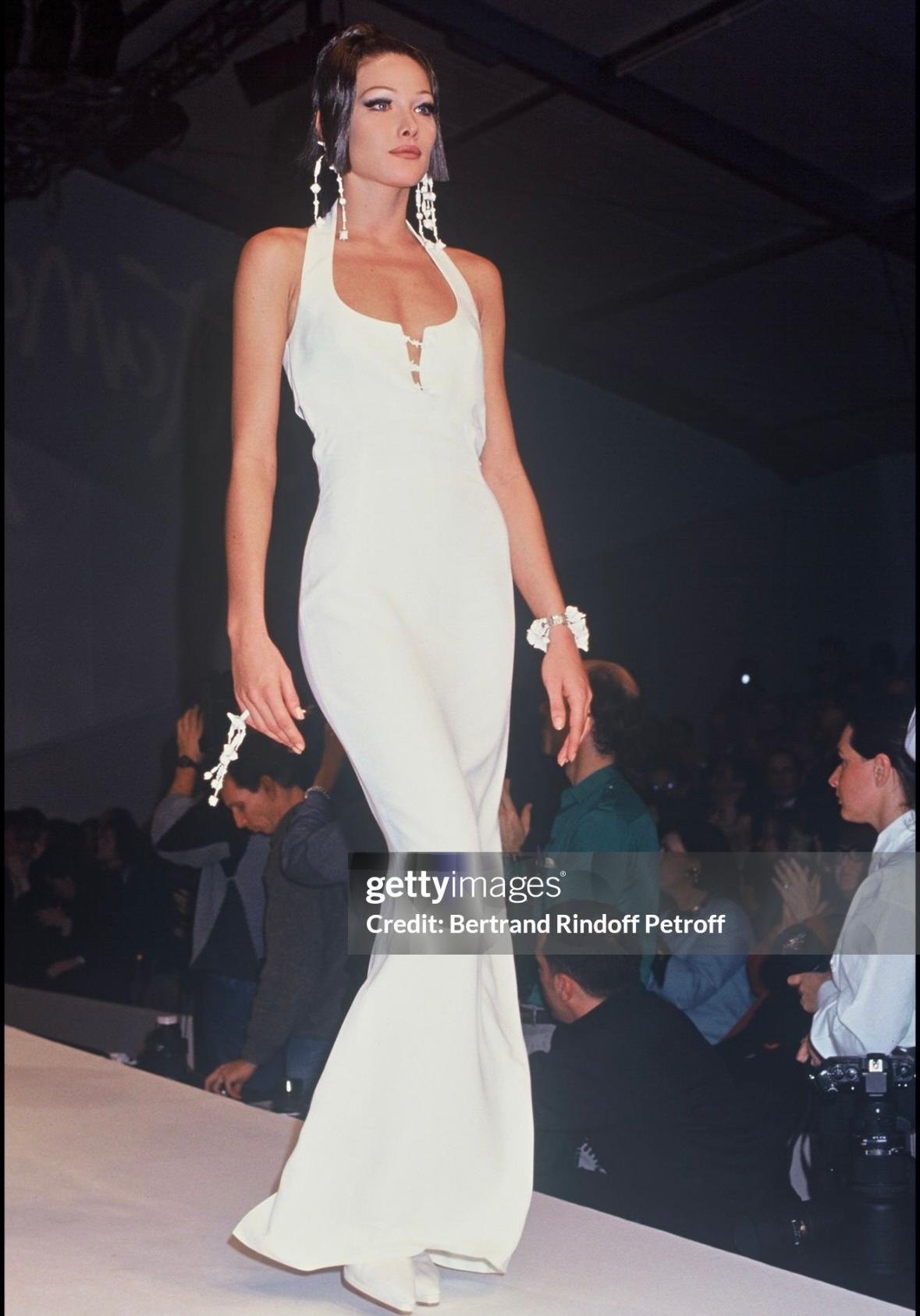F/S 1993 Claude Montana Laufsteg Weißes perlenbesetztes Maxikleid mit schwarzem Ausschnitt im Zustand „Hervorragend“ im Angebot in West Hollywood, CA