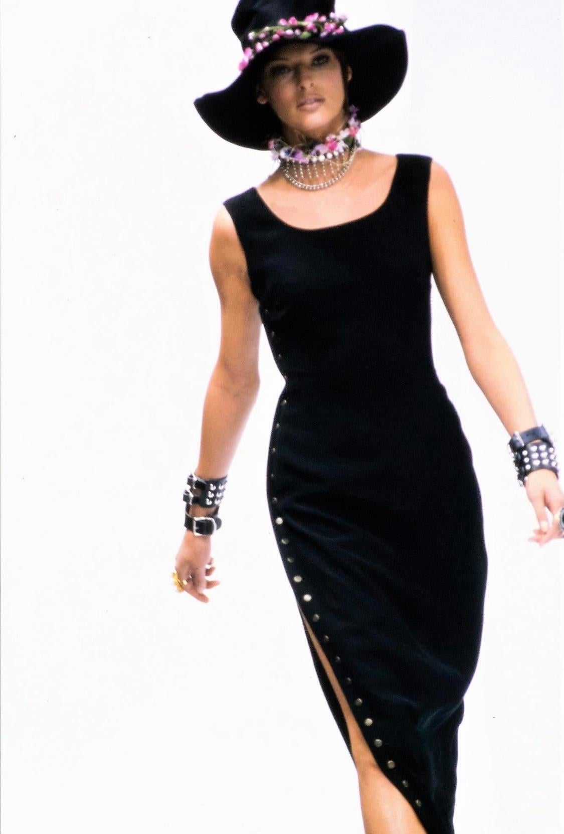 Wir präsentieren ein schwarzes Maxikleid von Dolce & Gabbana. Dieses Kleid aus der Frühjahr/Sommer-Kollektion 1993 wurde auf dem Laufsteg der Saison als Look 15 von Linda Evangelista präsentiert. Die Schnappverschlüsse mit dem D&G