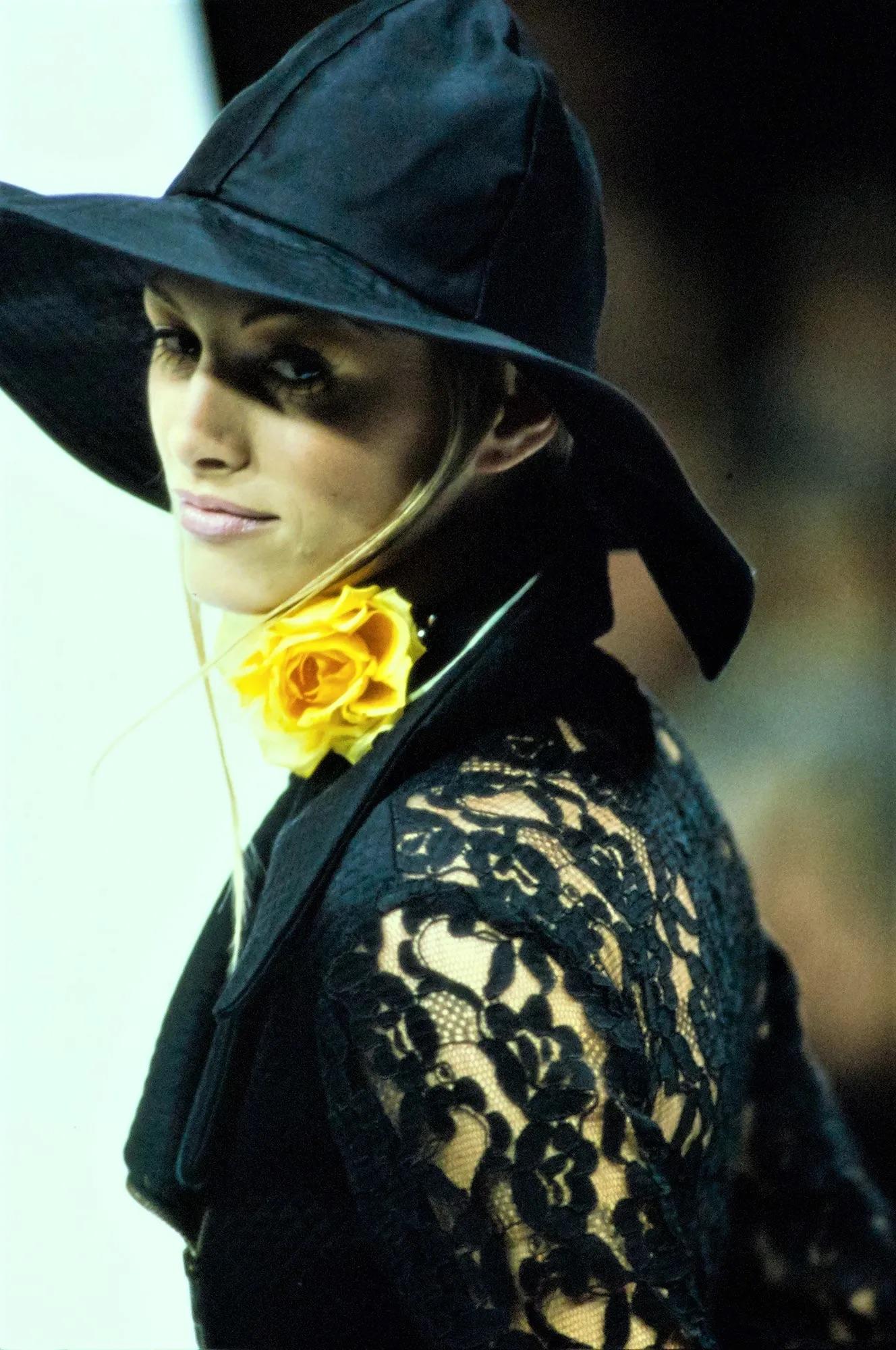 Dalla collezione Primavera/Estate 1993, questa giacca biker di Dolce & Gabbana è realizzata in pelle nera e pizzo. Simile ai modelli presentati in passerella, questa giacca presenta maniche e schiena in pizzo floreale nero, mentre la parte anteriore
