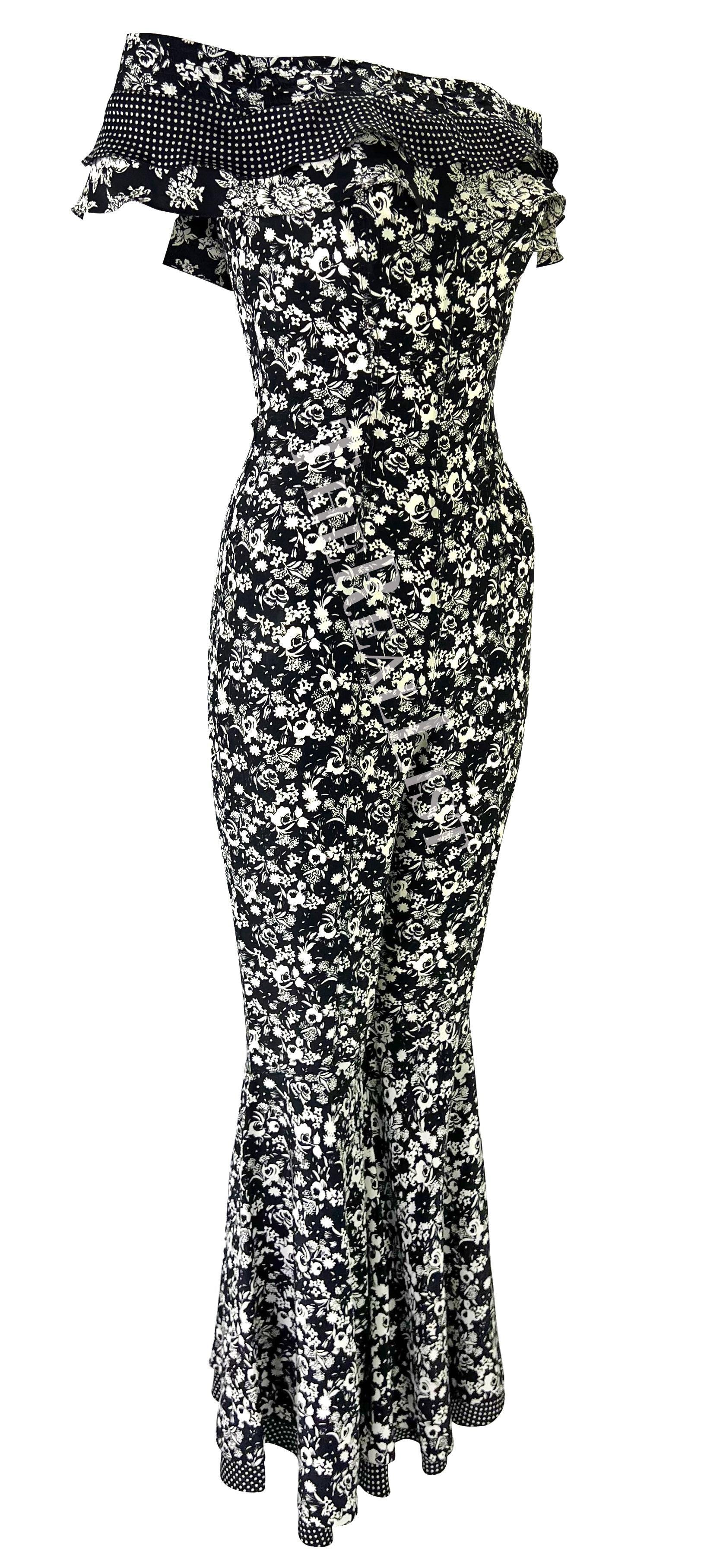 Wir präsentieren einen unglaublichen schwarz-weiß geblümten Gianni Versace Jumpsuit, entworfen von Gianni Versace. Dieser von der Bohème inspirierte Catsuit aus der Frühjahr/Sommer-Kollektion 1993 ist mit einem schwarz-weißen Blumendruck versehen,