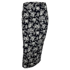 Jupe en spandex extensible à fleurs noires et blanches Gianni Versace, P/E 1993
