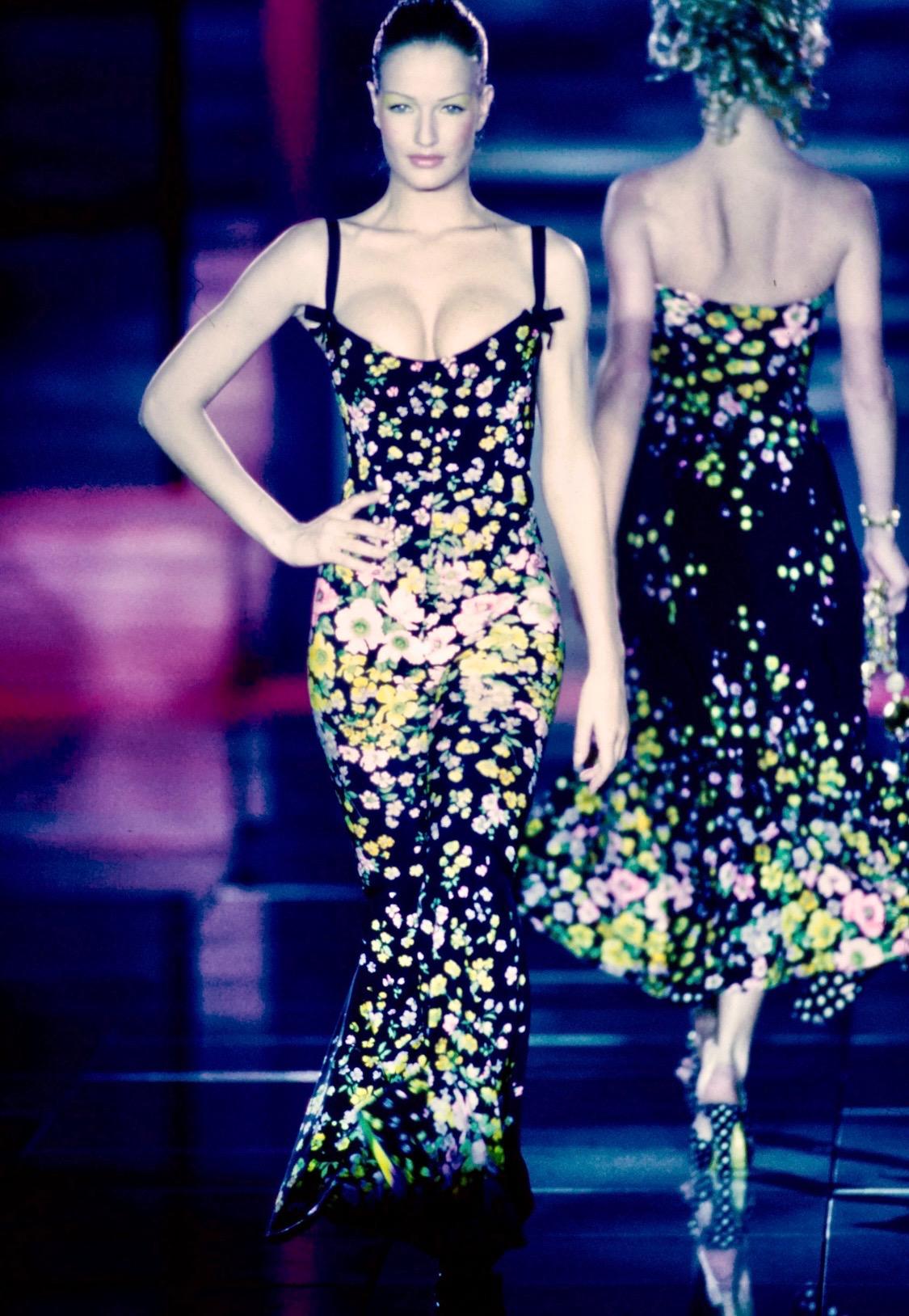 Voici un magnifique blazer Gianni Versace à fleurs multicolores, conçu par Gianni Versace. Ce magnifique blazer de la collection printemps/été 1993 présente un fond noir avec l'imprimé floral multicolore vibrant qui était très présent sur les