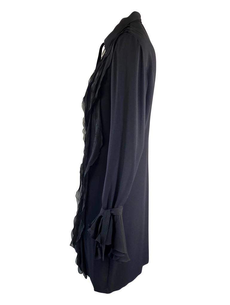 Voici une superbe robe Gianni Versace Couture à col en mousseline de soie, conçue par Gianni Versace. Cette robe-chemise surdimensionnée à col est confectionnée en mousseline de soie et ornée de volants et de rubans. Il y a des liens au cou et aux