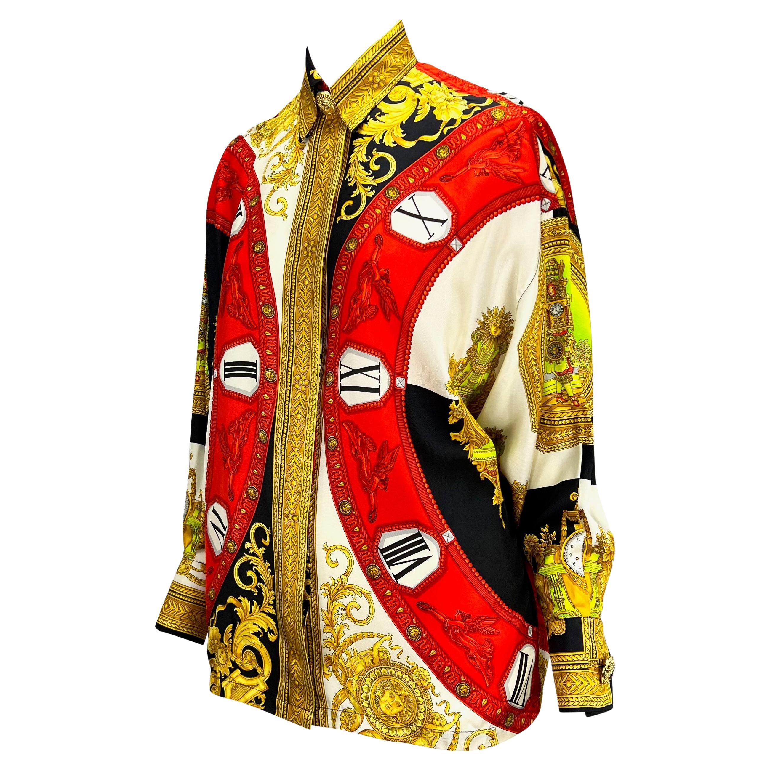 Ti presentiamo una splendida blusa button-up in seta stampata disegnata da Gianni Versace per la sua collezione Primavera/Estate 1993. Caratterizzata da orologi multipli in stile Re Luigi XIV, cammei multipli di Medusa, numeri romani, bottoni solari