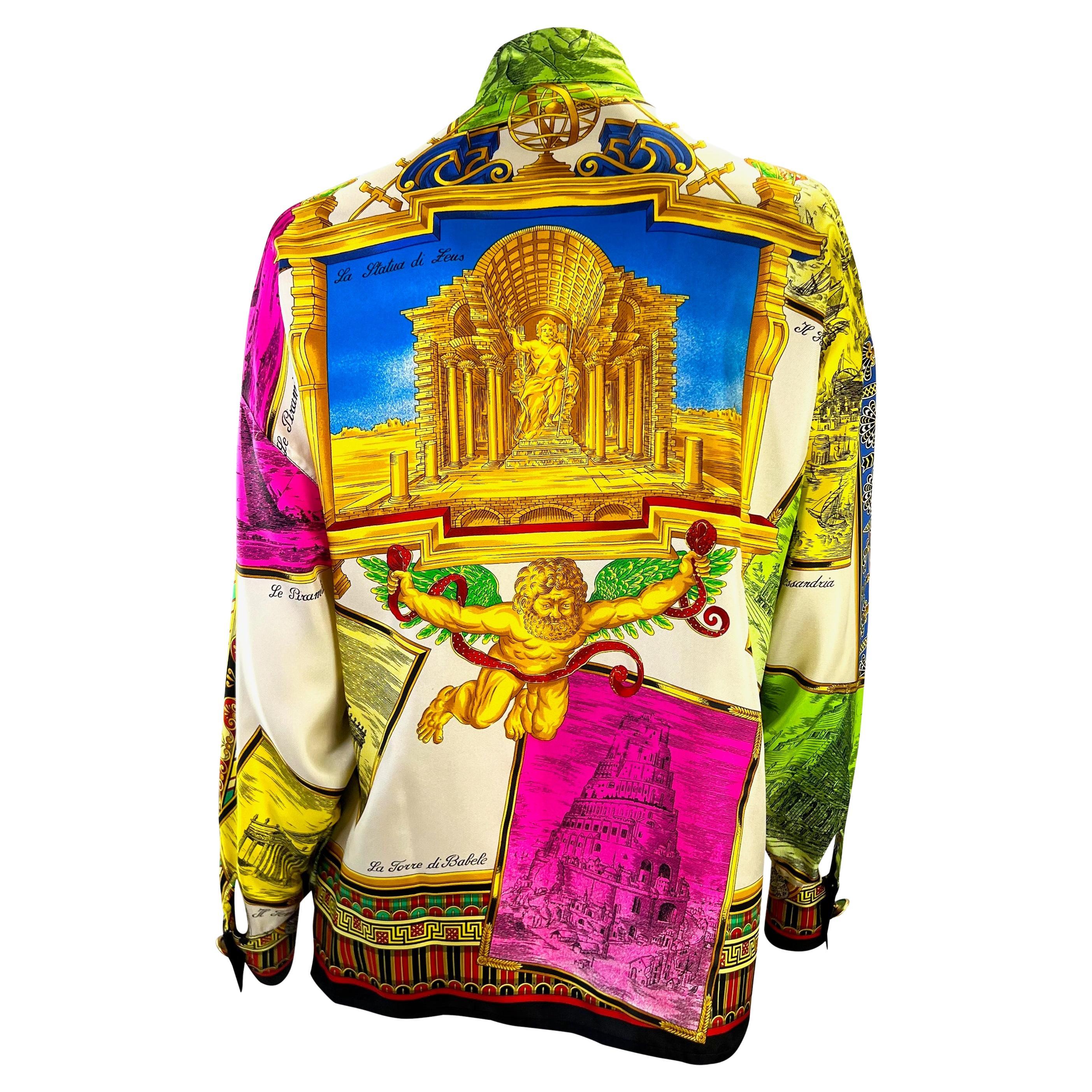 Gianni Versace Couture S/S 1993 - Top in seta stampata con medaglione e bottone In condizioni ottime in vendita a West Hollywood, CA