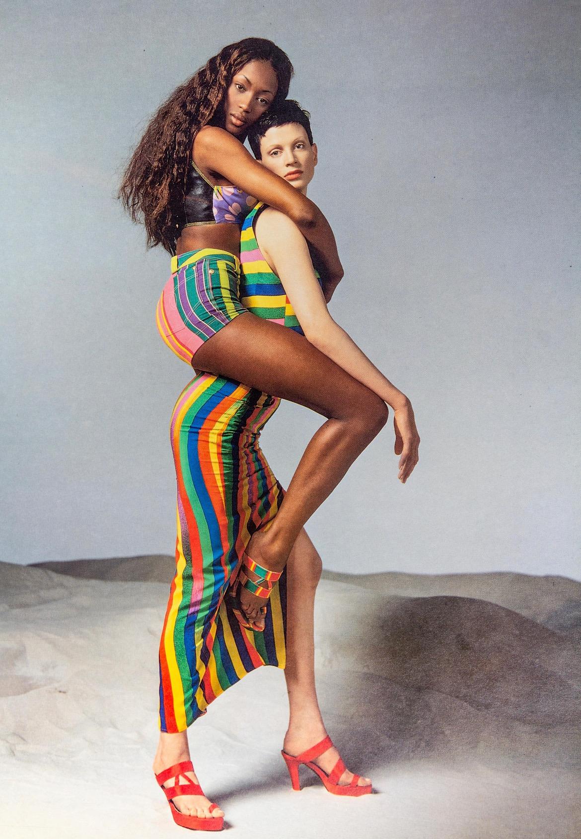 Ensemble gilet et jupe à rayures multicolores Gianni Versace Couture, conçu par Gianni Versace. Issu de la collection printemps/été 1993, cet ensemble a été présenté lors de la présentation du look 60 sur le défilé de la saison, porté par Beverly