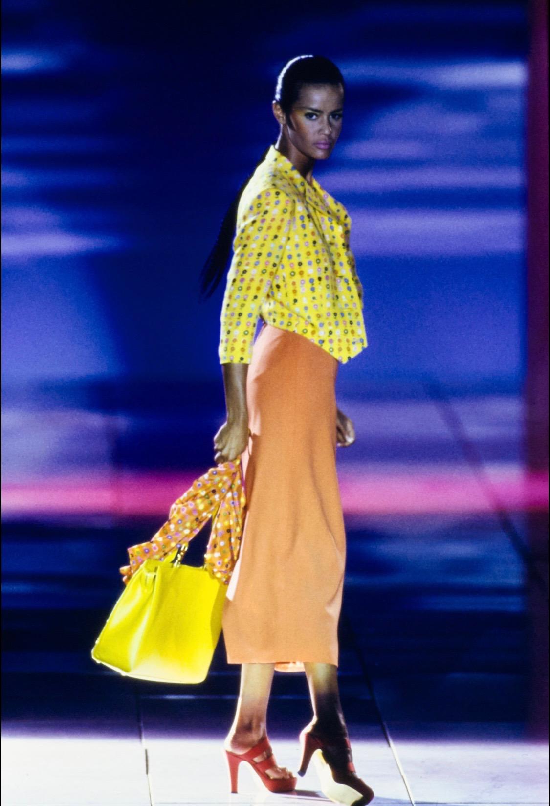 F/S 1993 Gianni Versace Couture Laufsteg Gelbe Medusa Blazerjacke mit Blumenmuster im Angebot 6